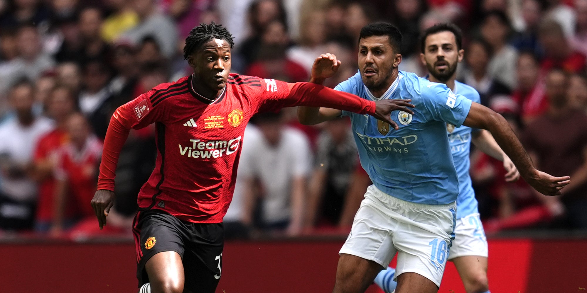 Kobbie Mainoo i Rodri, durant la final de la FA Cup entre el Manchester United i el Manchester City | Europa Press