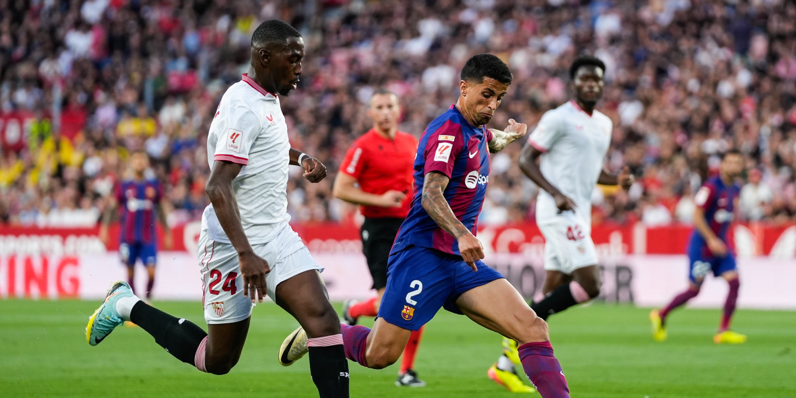 João Cancelo, durant el partit contra el Sevilla | Europa Press