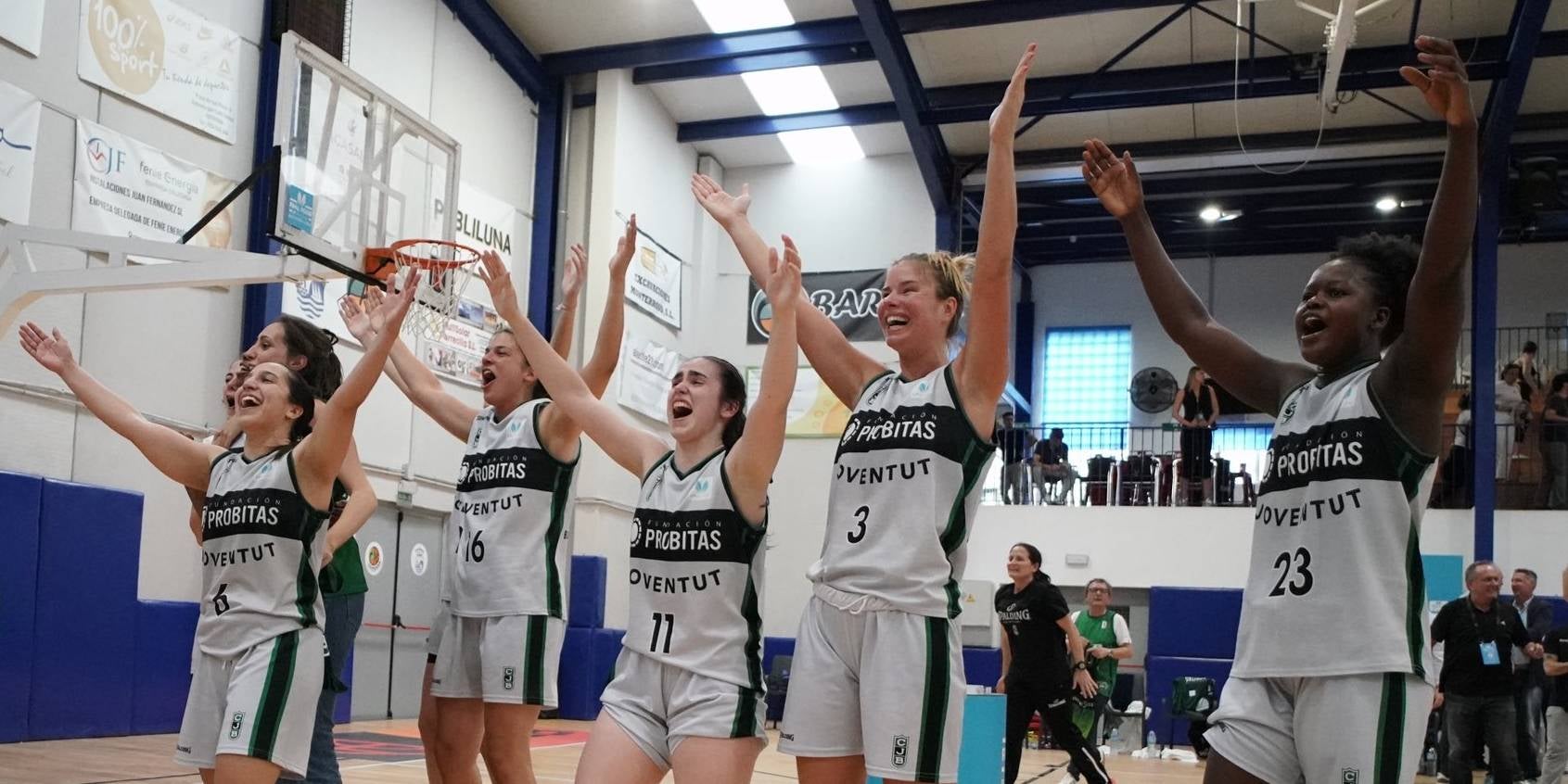 La Penya celebrant l'ascens a la Lliga Femenina Endesa | Club Joventut Badalona