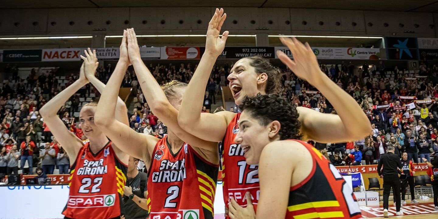 Les jugadores de l'Uni Girona celebrant la victòria per 73-61 contra el Perfumerías Avenida a l'anada de les semifinals de la Lliga Femenina | Uni Girona