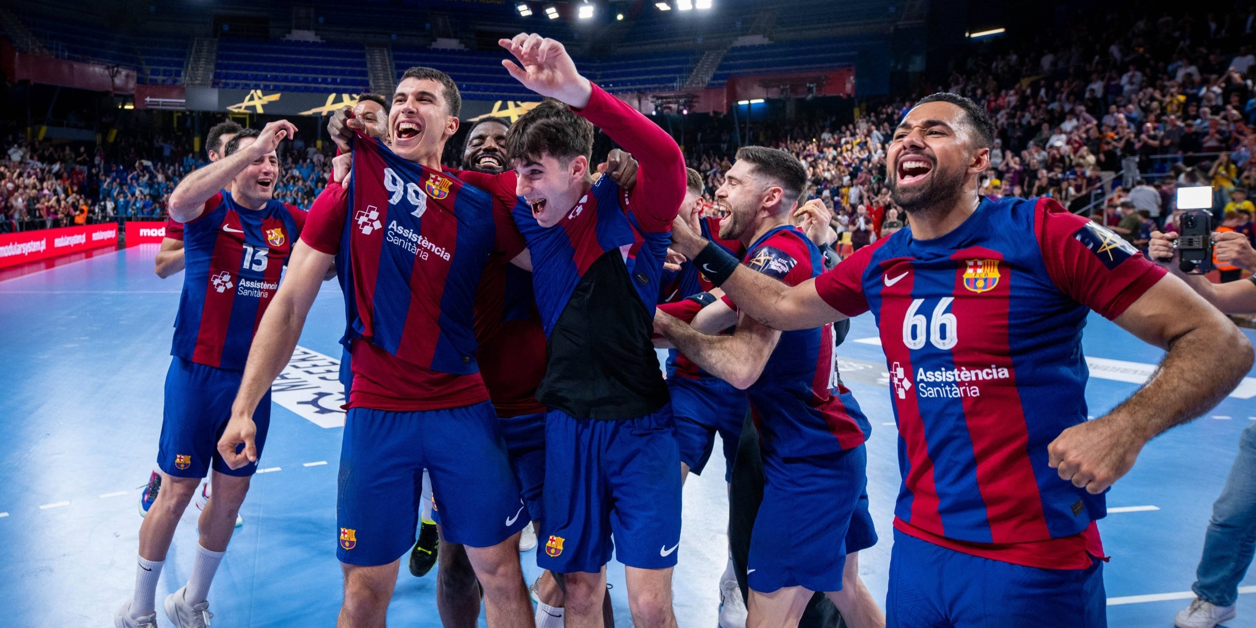 El barça d'handbol celebrant la classificació per a la Final Four de la Champions | FC Barcelona