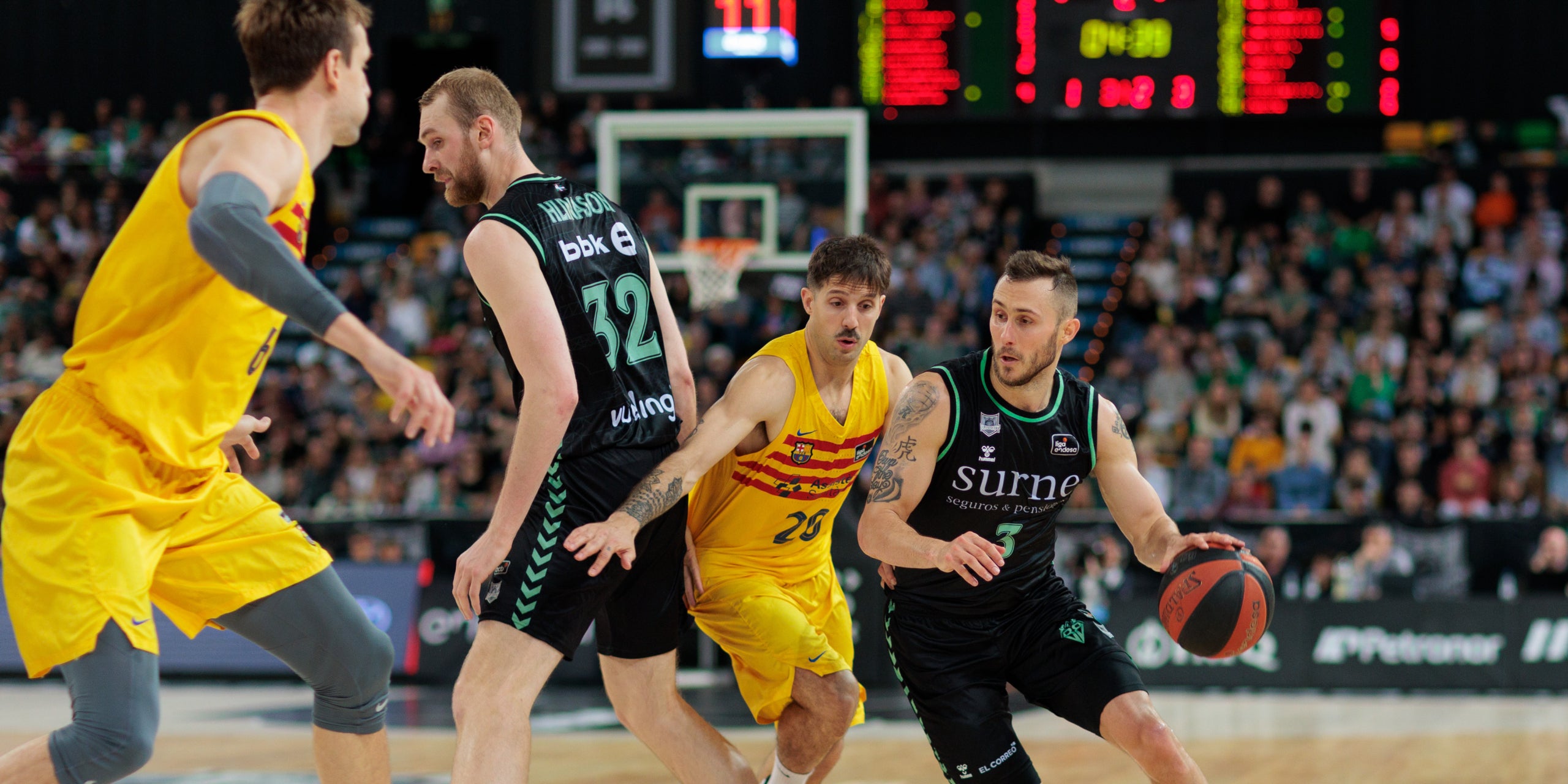Nico Laprovittola y Jan Vesely, durante el partido contra el Bilbao Basket | @FCBbasket