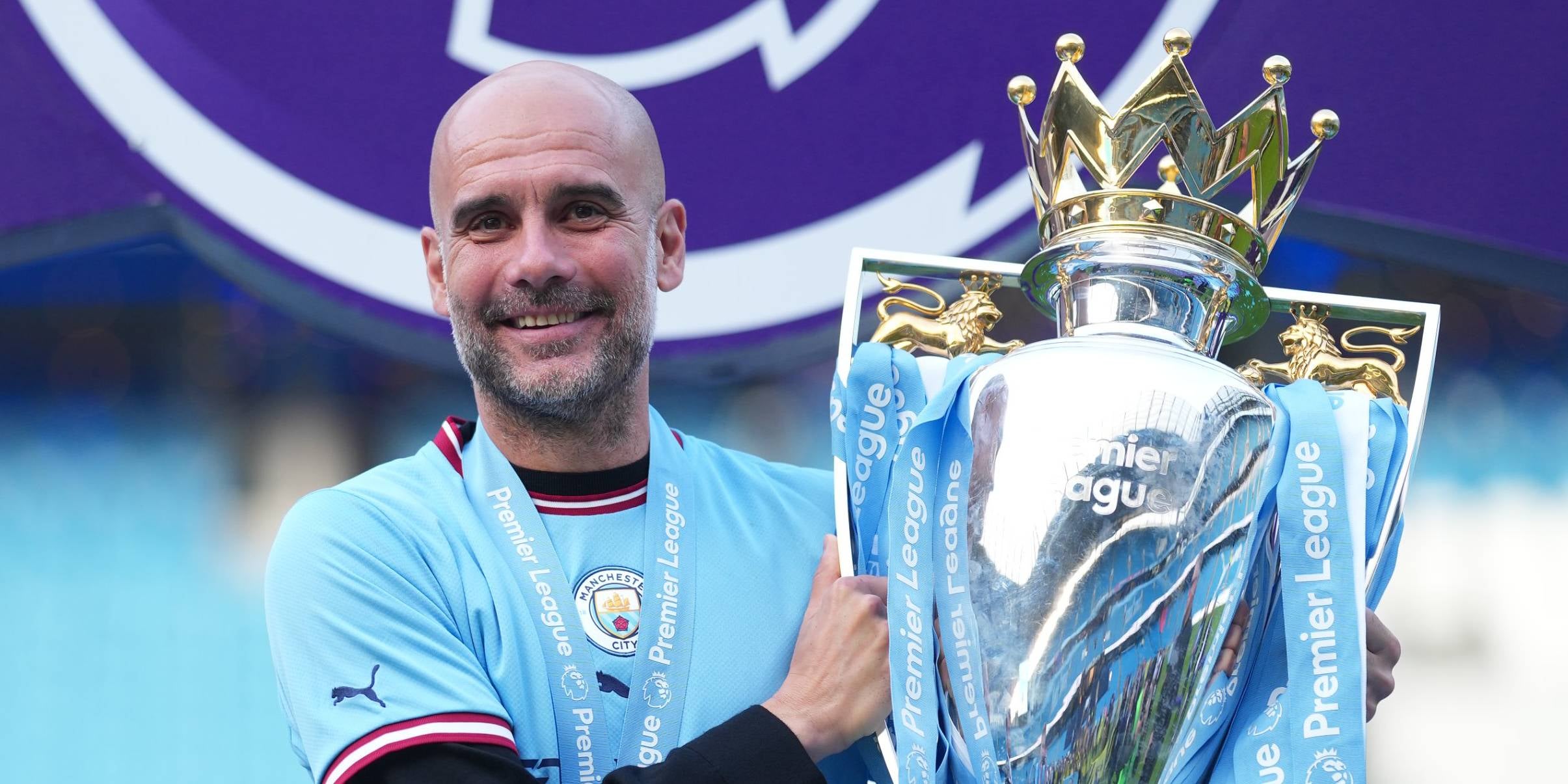 Pep Guardiola, entrenador del City, aixecant el títol de campió de la Premier League | Manchester City