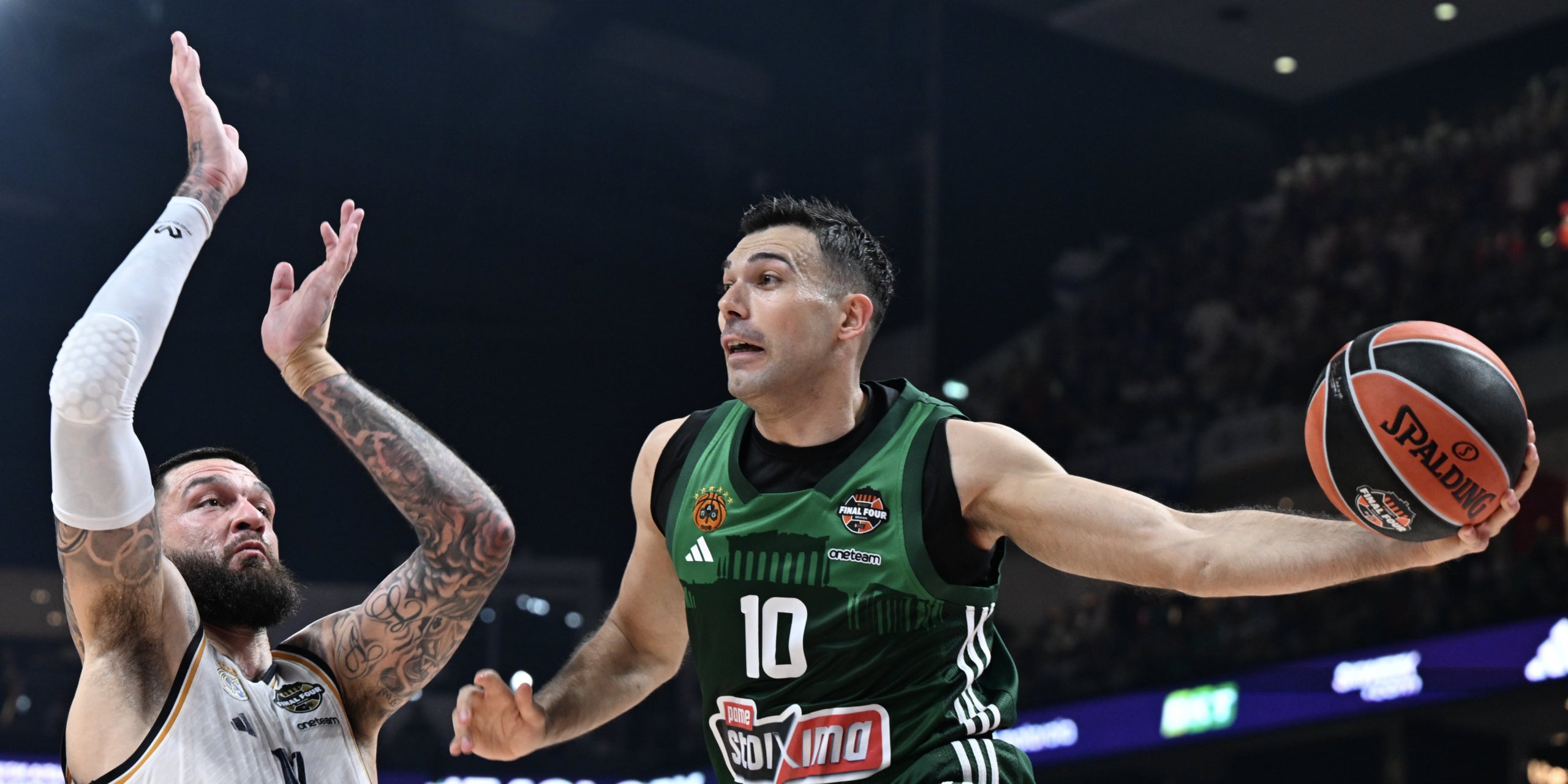 Vincent Poirier y Kostas Sloukas, durante la final de la Euroliga entre Madrid y Panathinaikos | @EuroLeague
