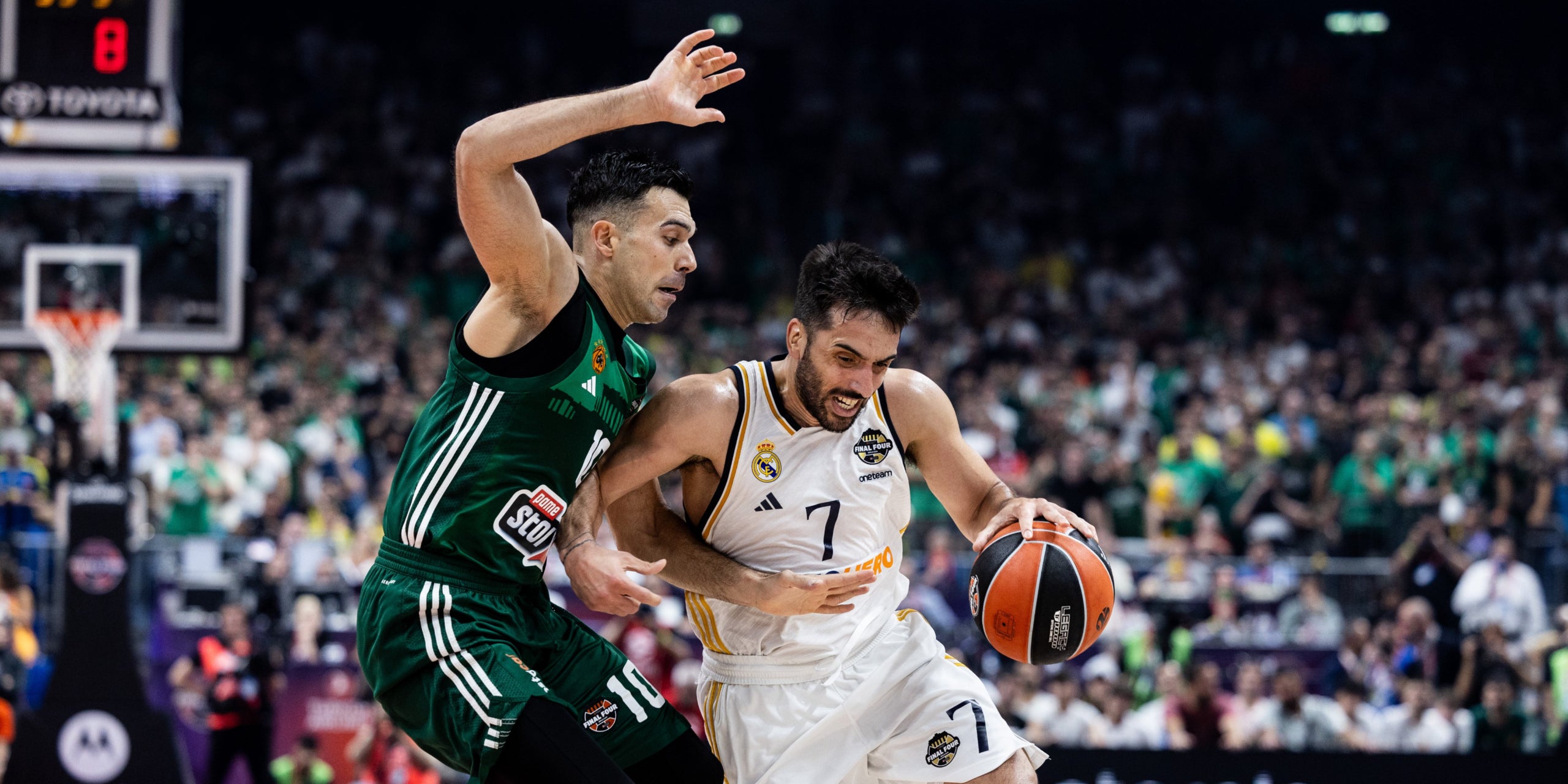 Kostas Sloukas y Facundo Campazzo, durante la final de la Euroliga entre Madrid y Panathinaikos | @EuroLeague