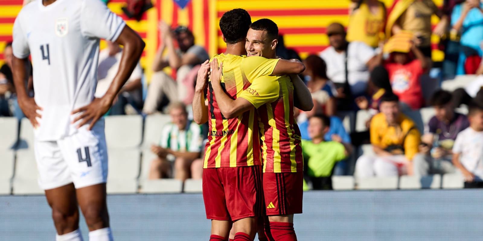 Carles Aleñà i Ferran Jutglà, celebrant el primer gol de Catalunya contra el Panamà | FCF