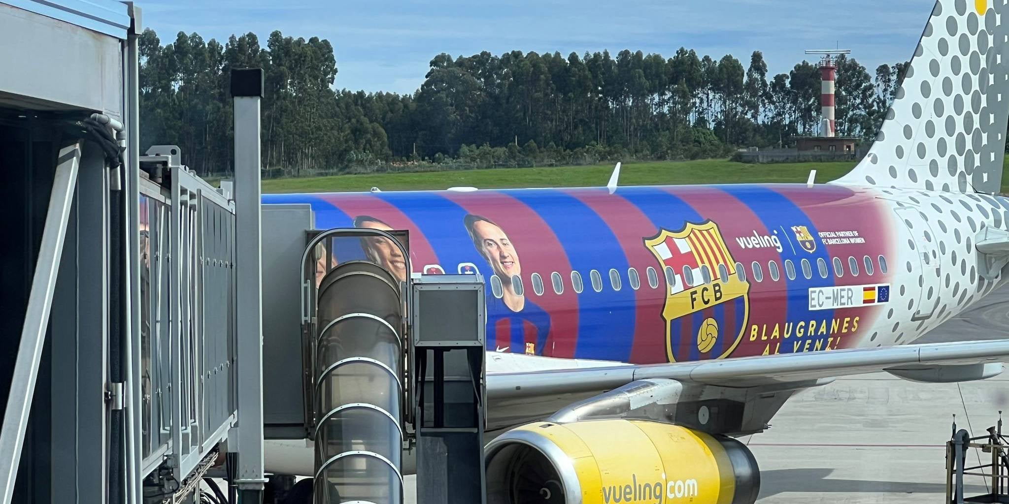 Aficionados pericos han vuelto de Oviedo en este avión con los colores del Barça | Robert Hernando