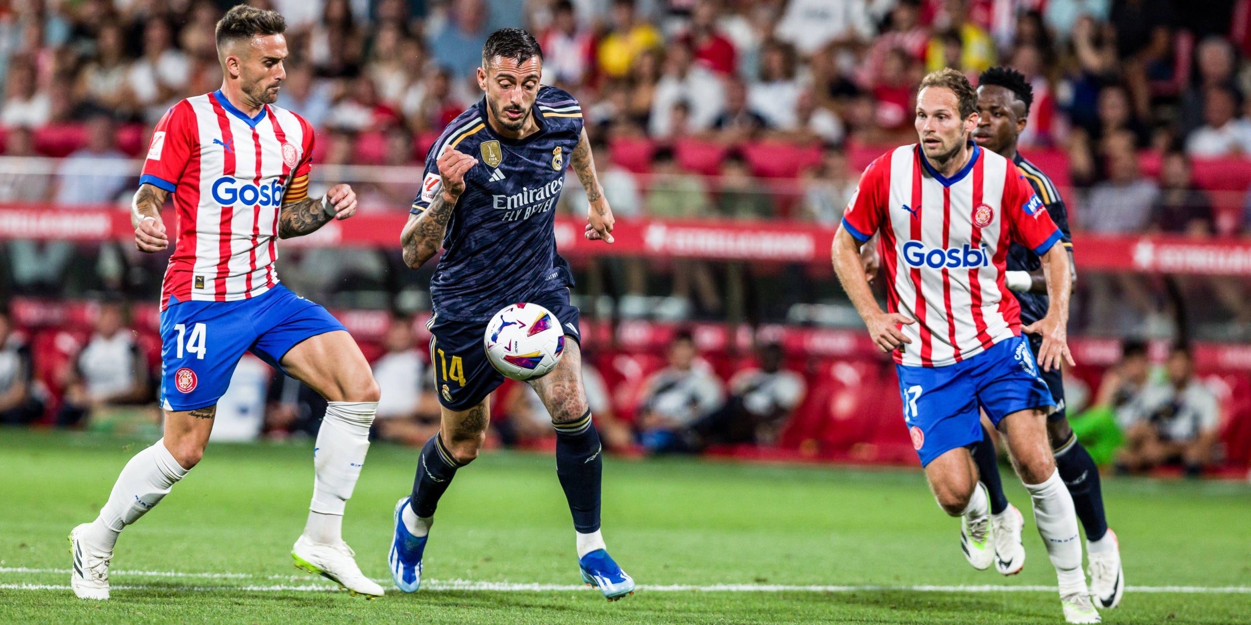 Aleix Garcia, a l'esquerra, durant un partit amb el Girona | Europa Press