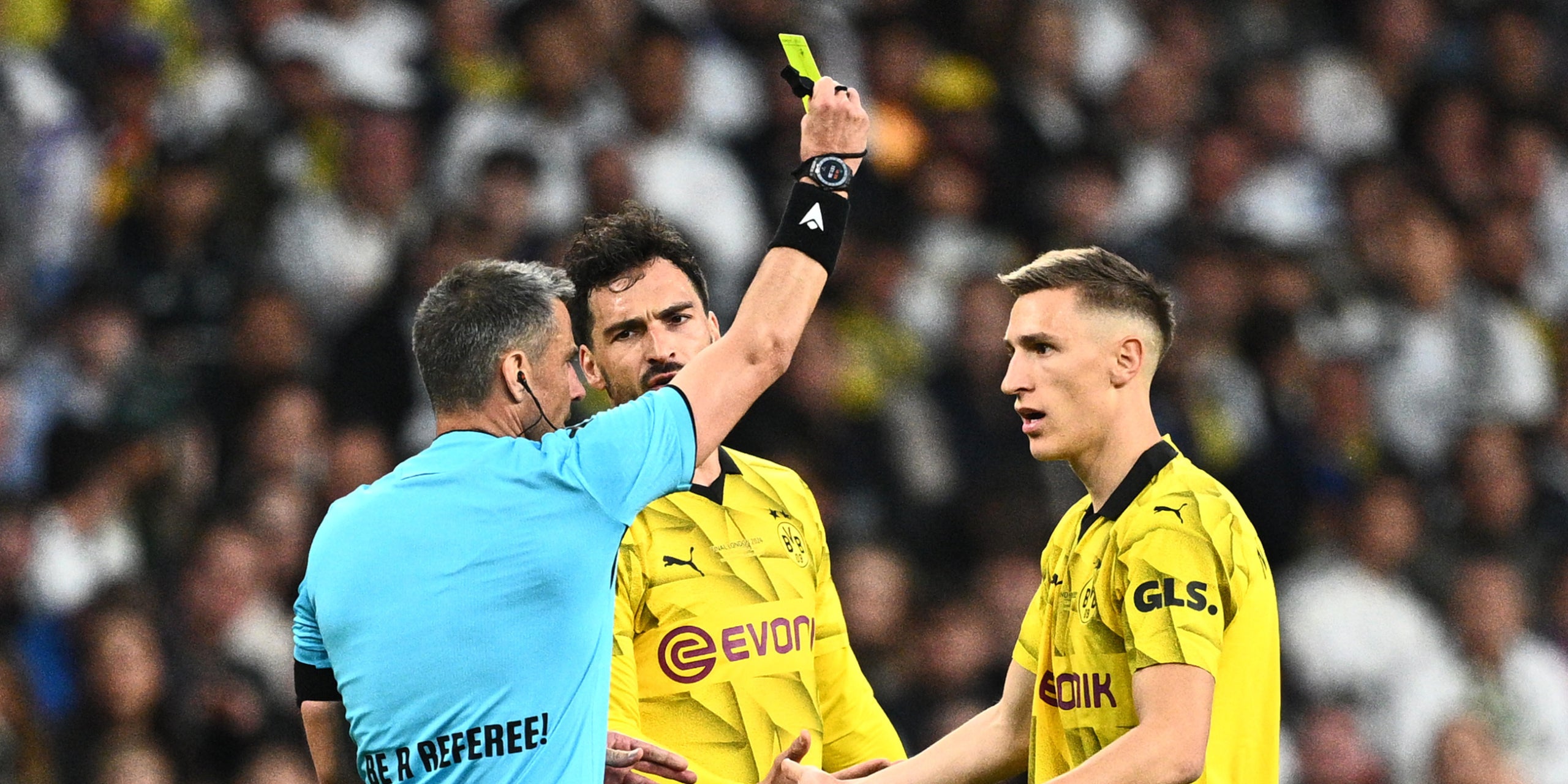 Slavko Vincic, amonestant un dels jugadors del Dortmund a la final | Europa Press
