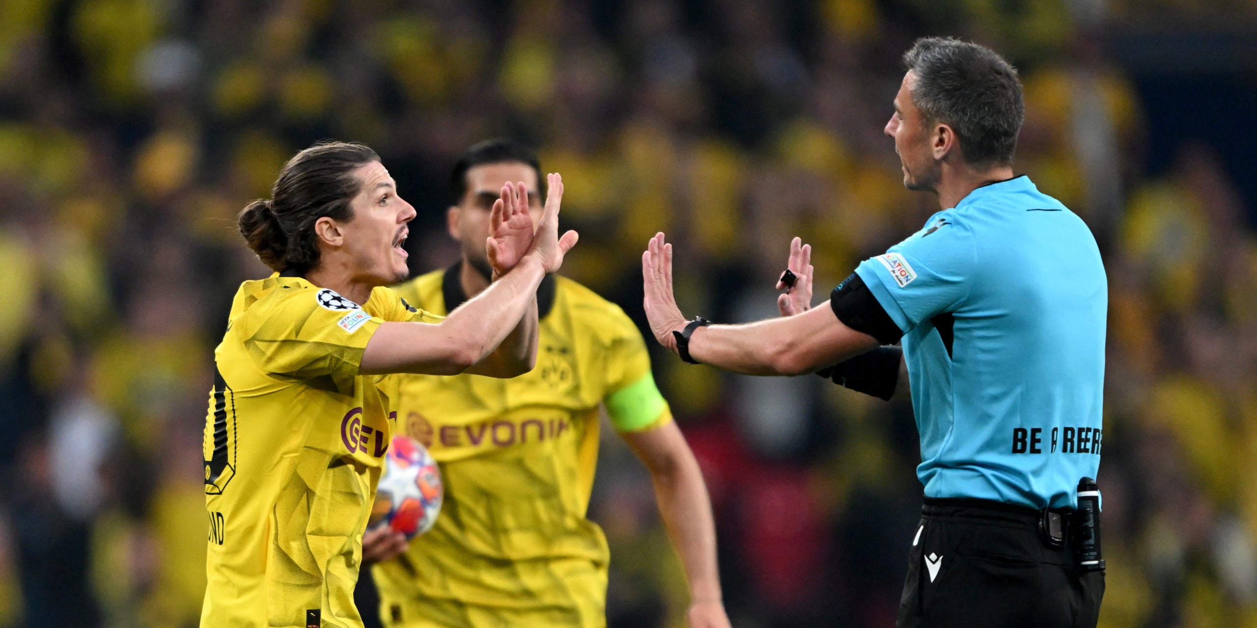 Els jugadors del Dortmund, protestant contra l'àrbitre de la final, Slavko Vincic | Europa Press