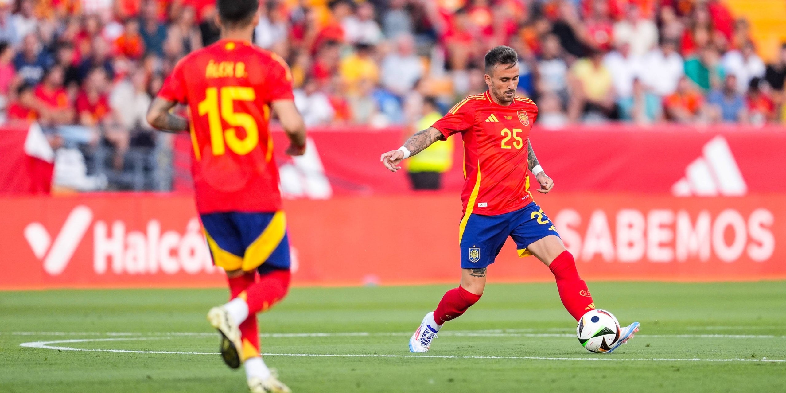 Aleix Garcia, durant un partit amb la selecció espanyola | Europa Press