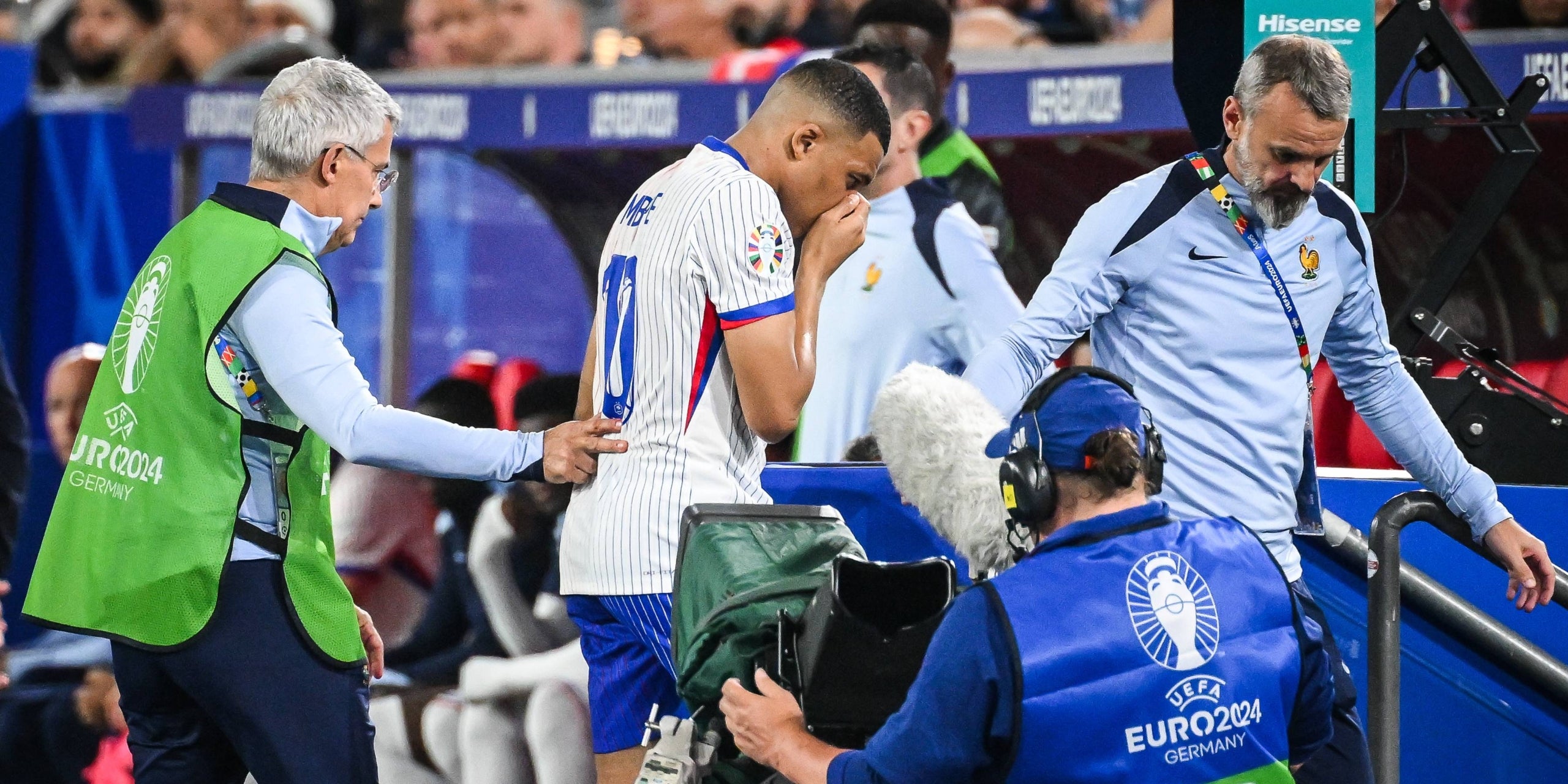 Mbappé abandona el terreno de juego desprendido de la fractura en la nariz | Europa Press
