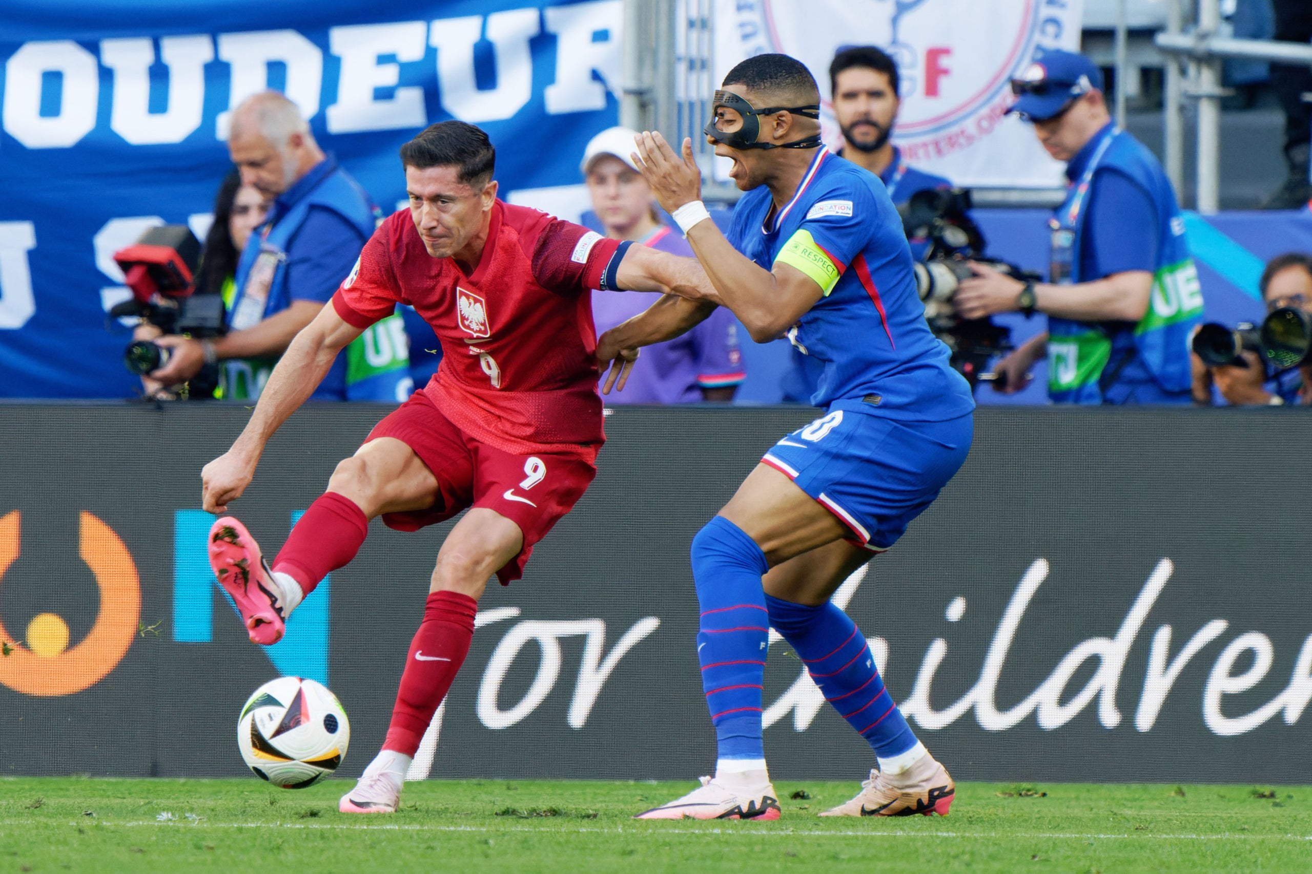 Robert Lewandowski i Kylian Mbappé, durant el França-Polònia | Europa Press