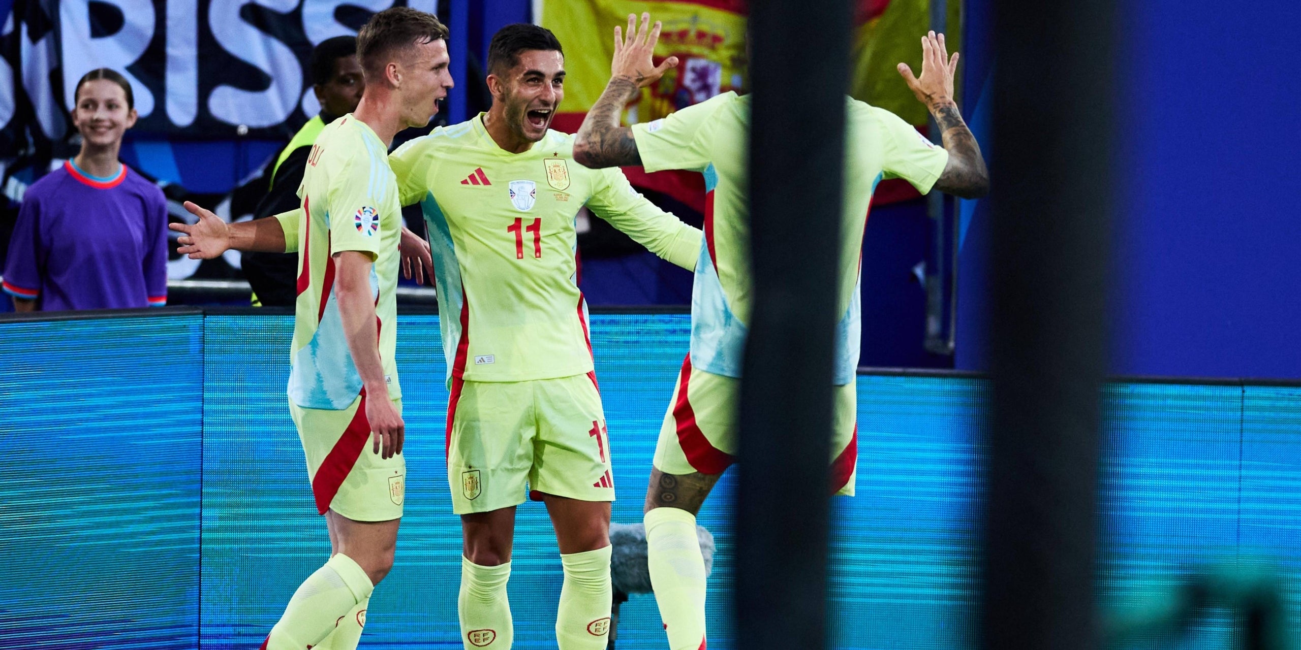 Los jugadores de la selección española celebran el gol de la victoria contra Albania | @SEFutbol