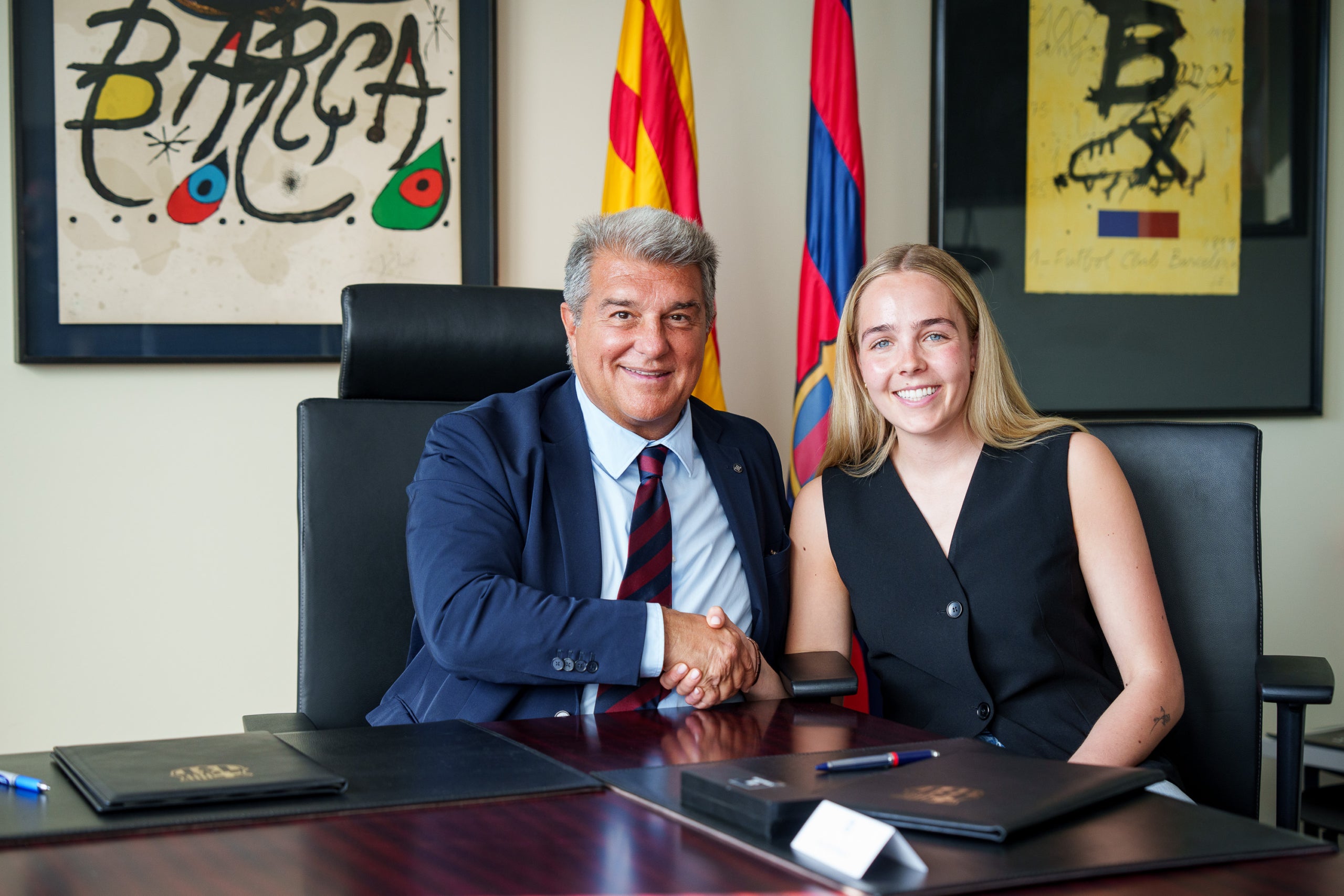 Ewa Pajor, després de signar el seu contracte amb el president del Barça, Joan Laporta | FC Barcelona