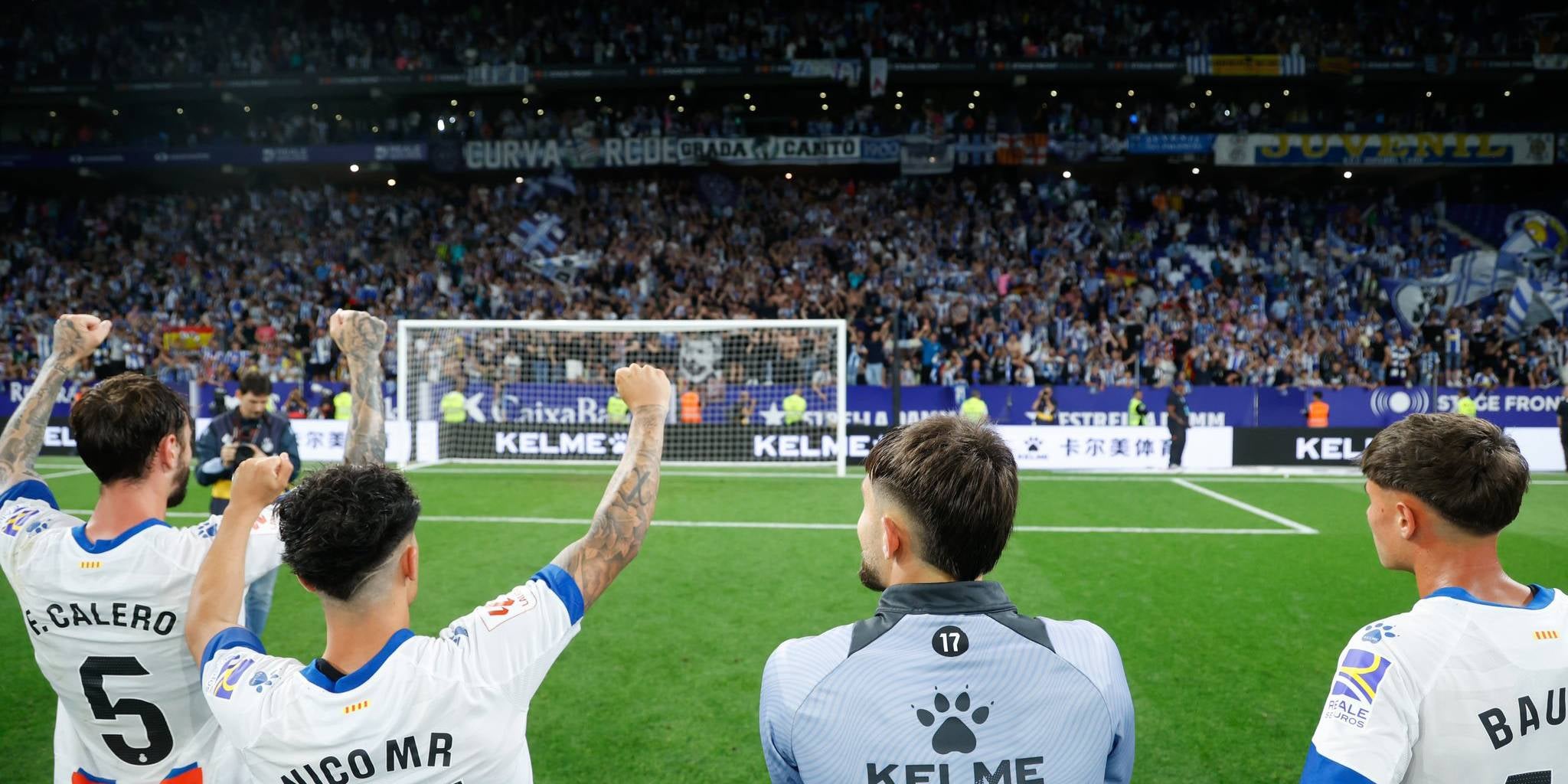 Los jugadores del Espanyol celebran la clasificación con la afición | RCD Espanyol