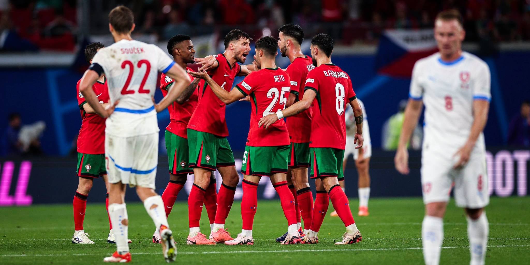 Els jugadors de Portugal celebren la victòria contra la República Txeca | @selecaoportugal