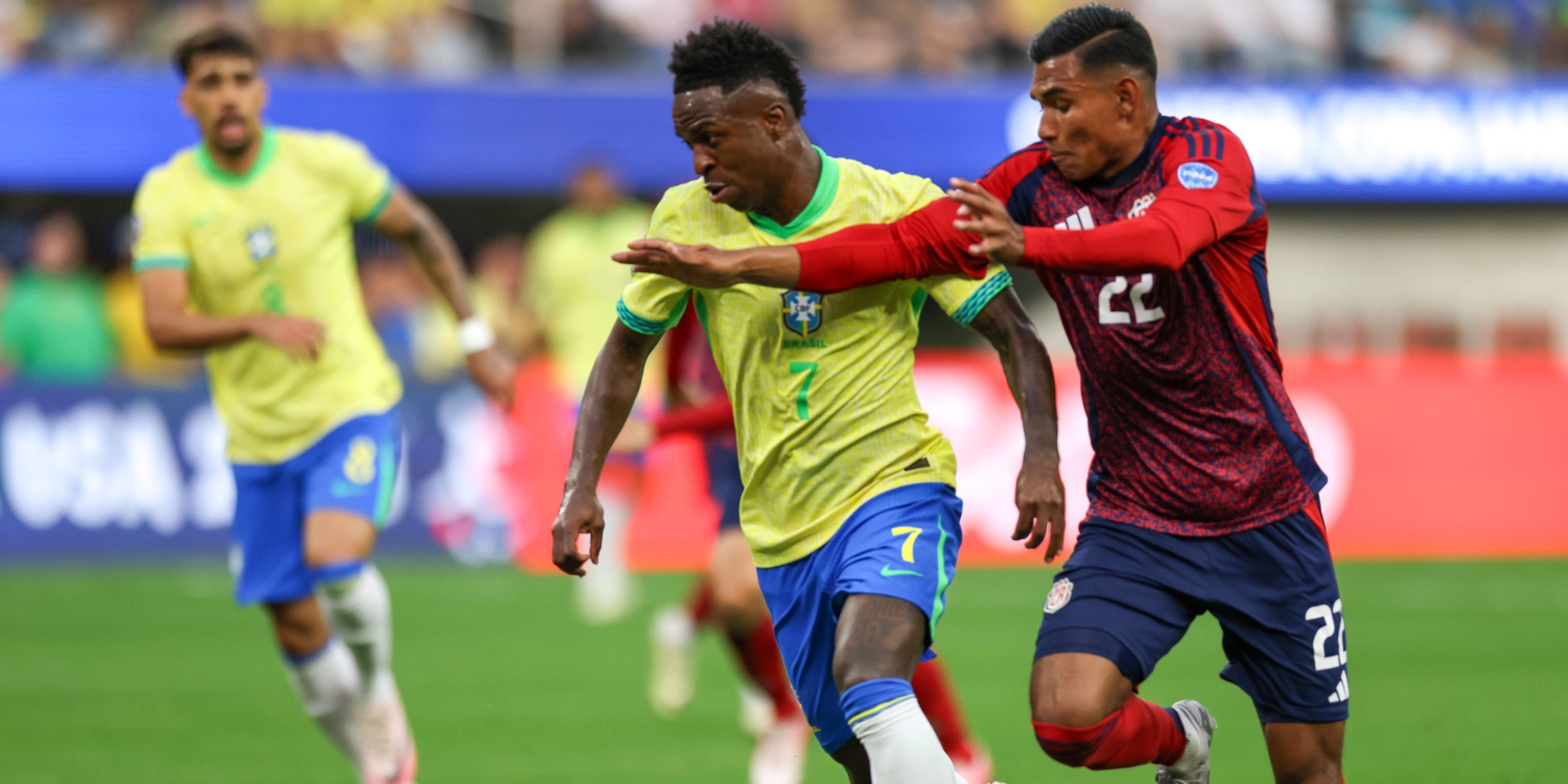 Vinicius intenta superar un defensa de Costa Rica en el primer partit de Copa Amèrica 2024 | Europa Press