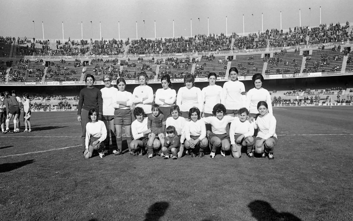 El primer equipo femenino del Barça, en su primer partido, en el Camp Nou antiguo | FC Barcelona