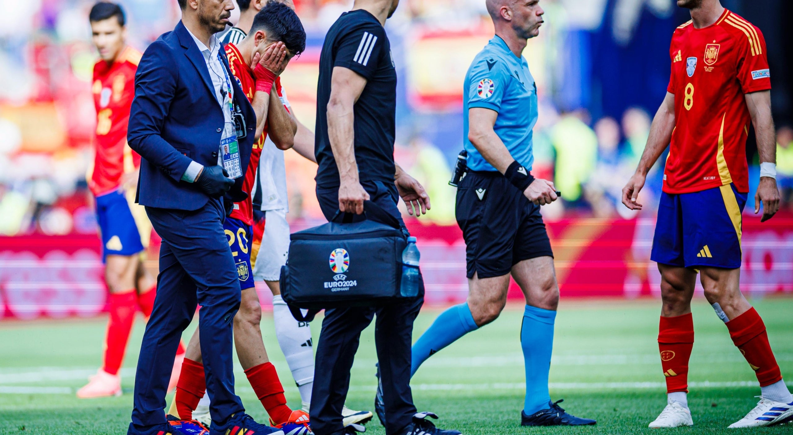 Pedri, marxant lesionat de l'Alemanya-Espanya | @SEFutbol
