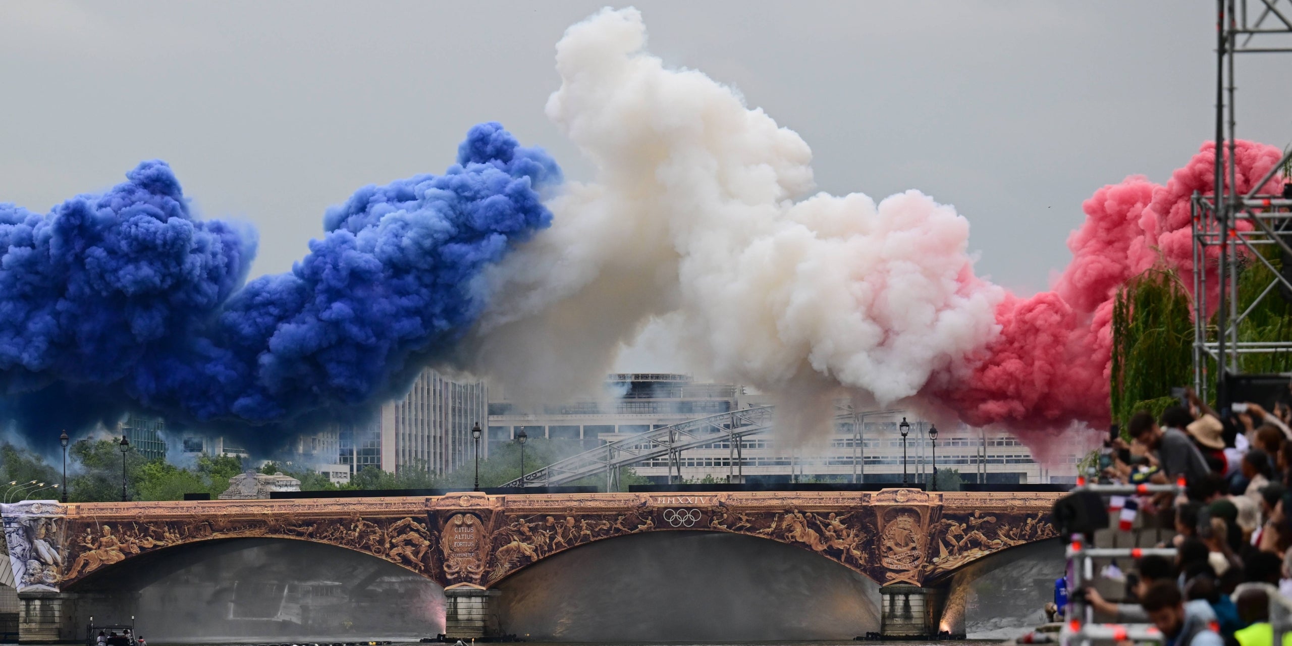 L'inauguració dels JJOO de París ha començat amb una columna de fum amb els colors de la bandera francesa | Europa Press