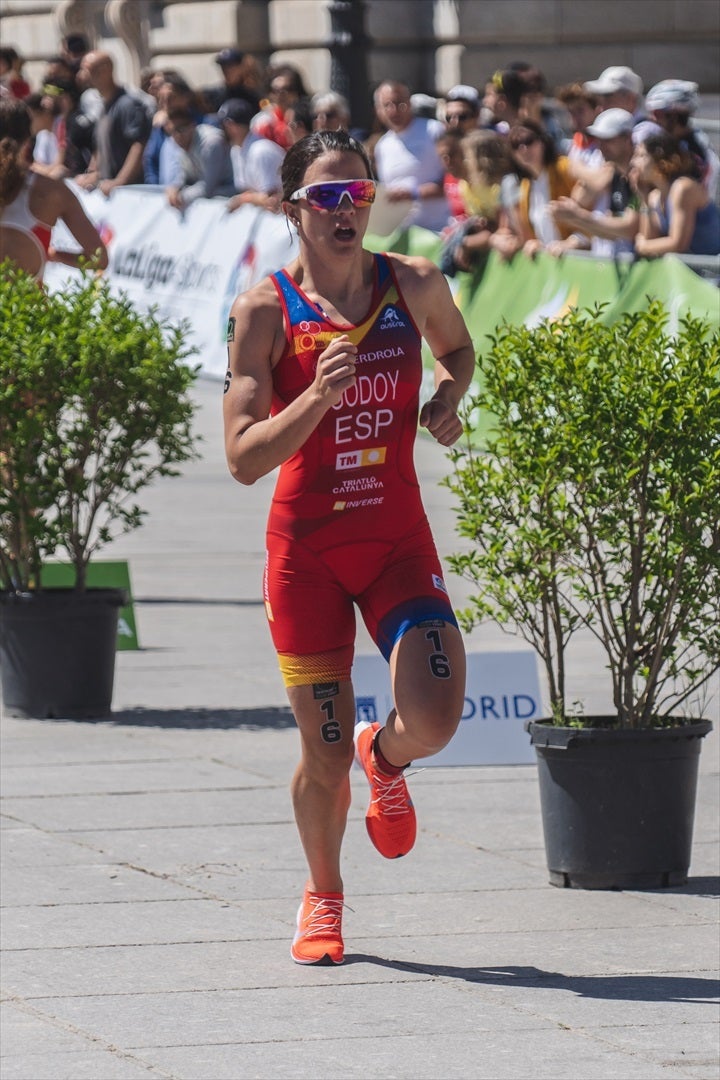 Anna Godoy, en una imagen de archivo, durante una prueba de triatlón | Europa Press