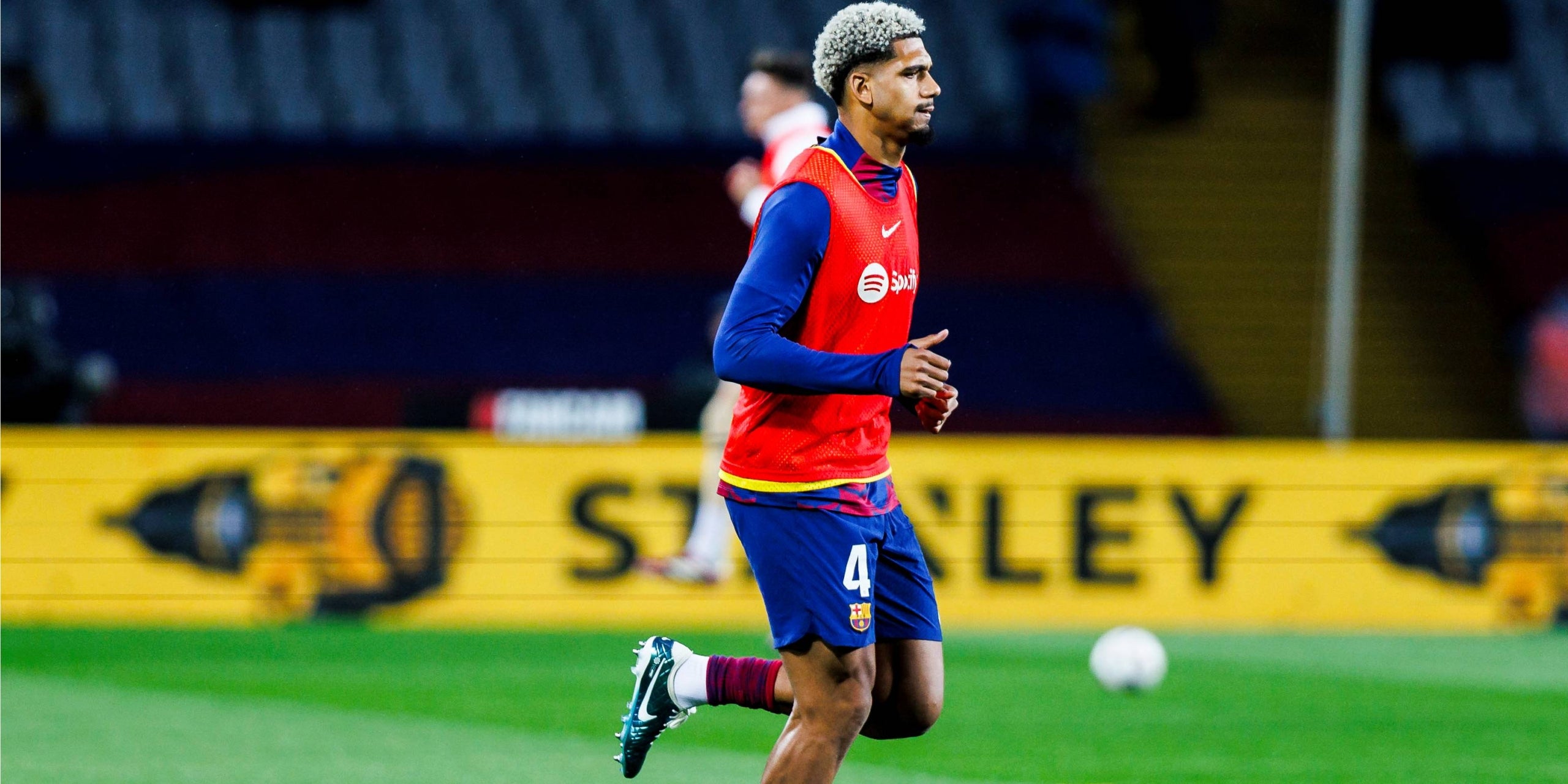 Ronald Araujo, durante un calentamiento con el Barça | Europa Press