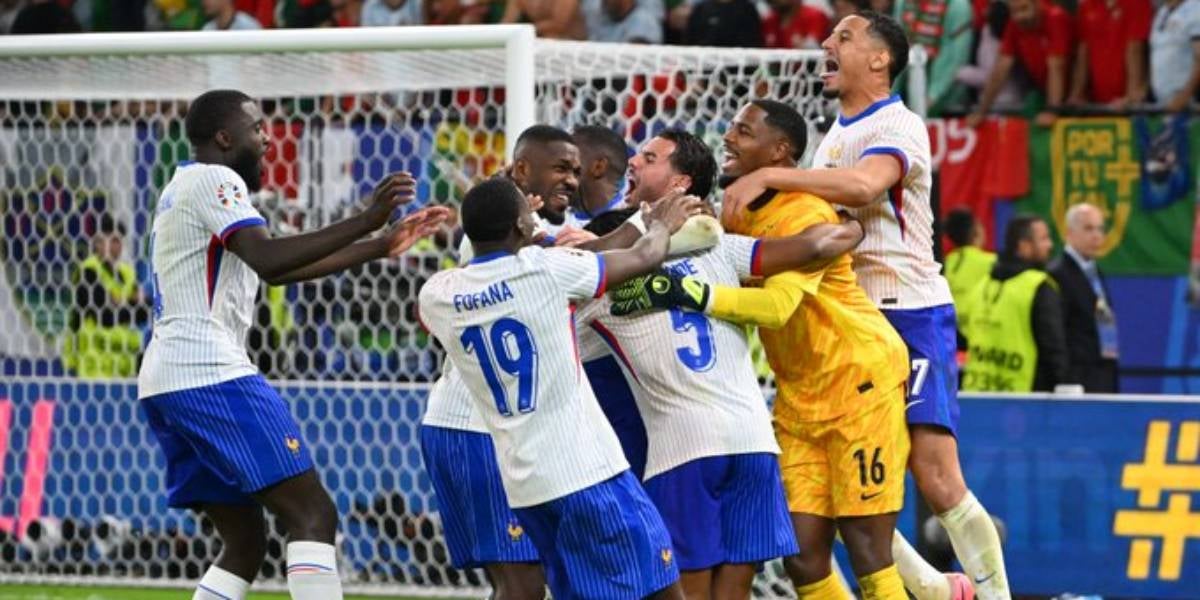 Els jugadors francesos celebren el pas a semifinals després de la tanda de penals | @equipedefrance