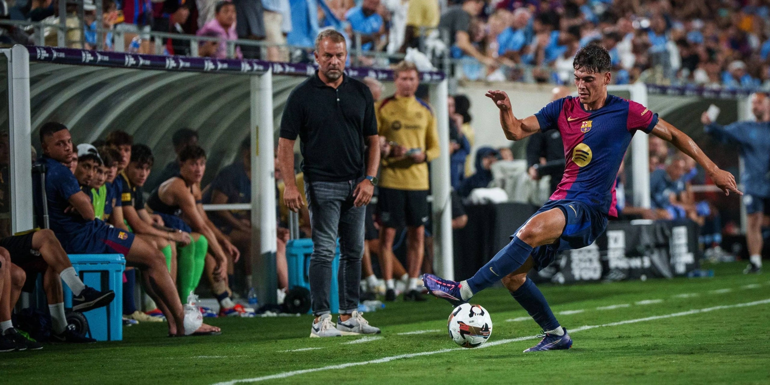 Hansi Flick observa una jugada del partit contra el Manchester City des de la banda | FC Barcelona