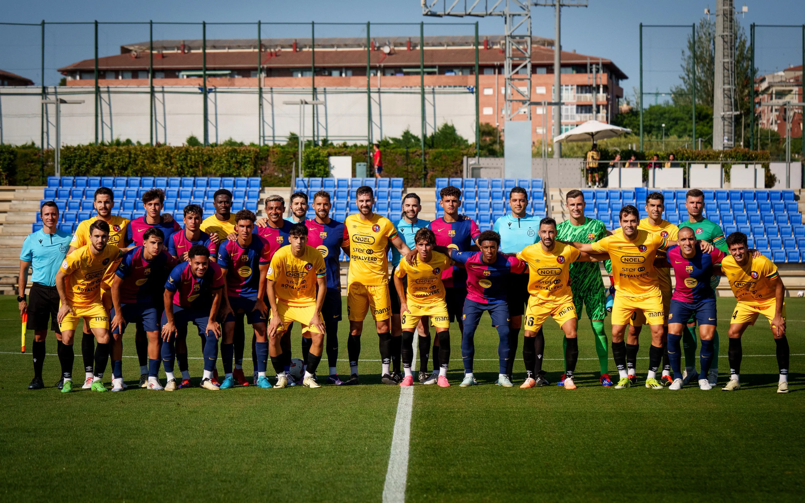Els jugadors del Barça i l'Olot, després del partit amistós | FC Barcelona