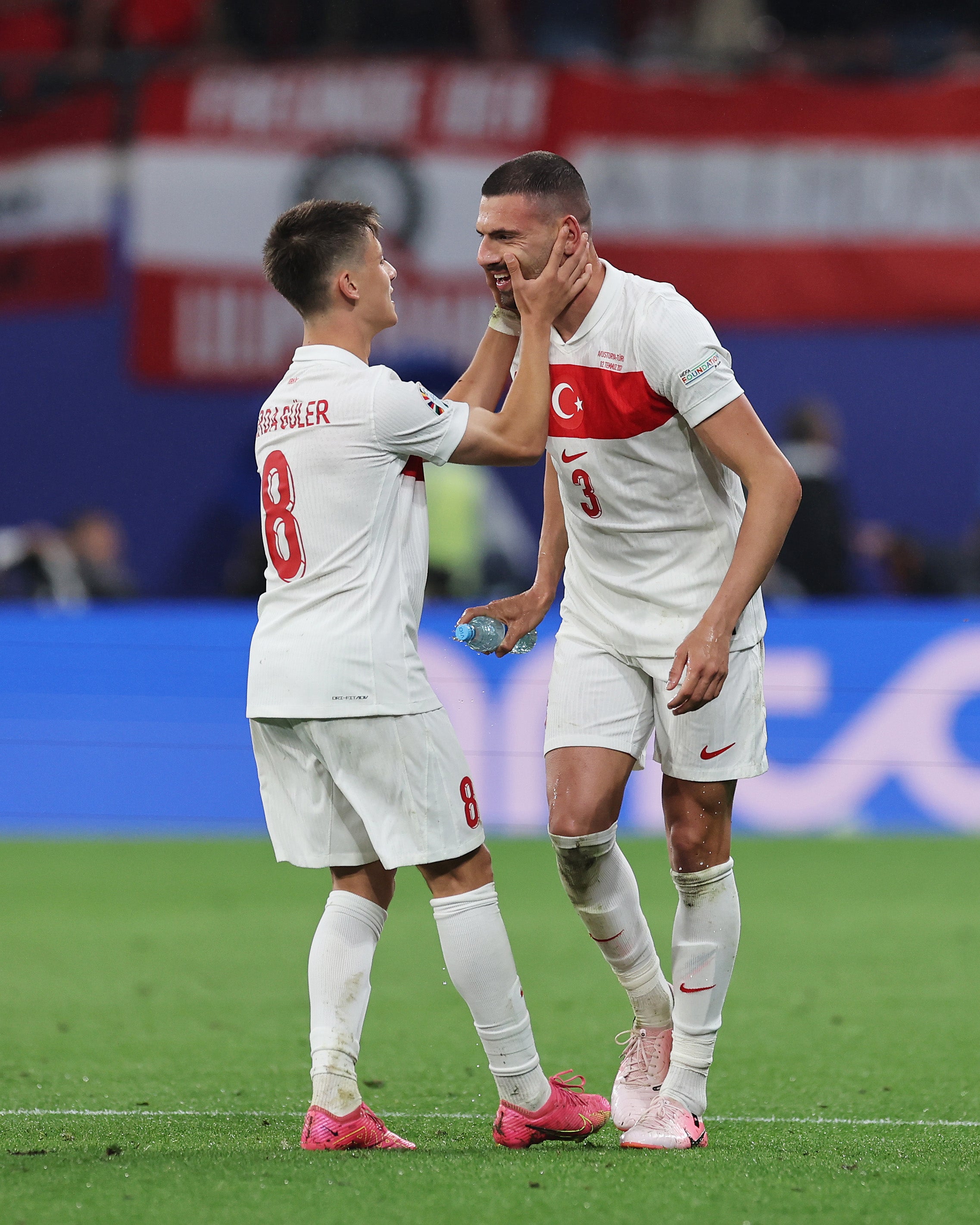 Arda Güler i Merih Demiral celebren un gol | UEFA