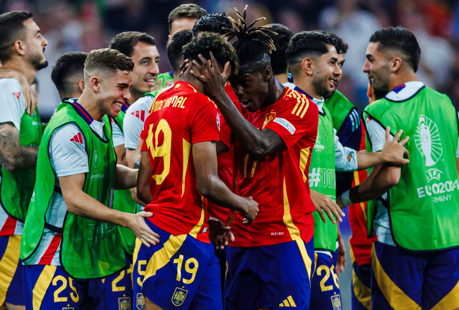 Nico Williams celebra el gol de Lamine Yamal el gol que empatava el partit contra França | RFEF