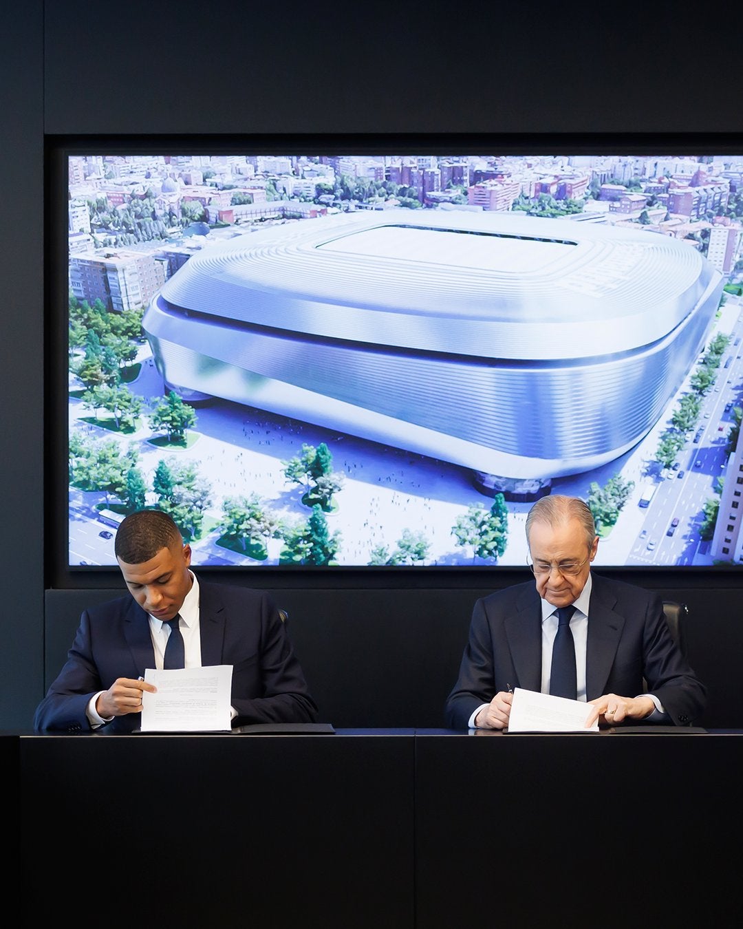 Kylian Mbappé y Florentino Pérez, durante la firma del contrato del jugador | Real Madrid CF