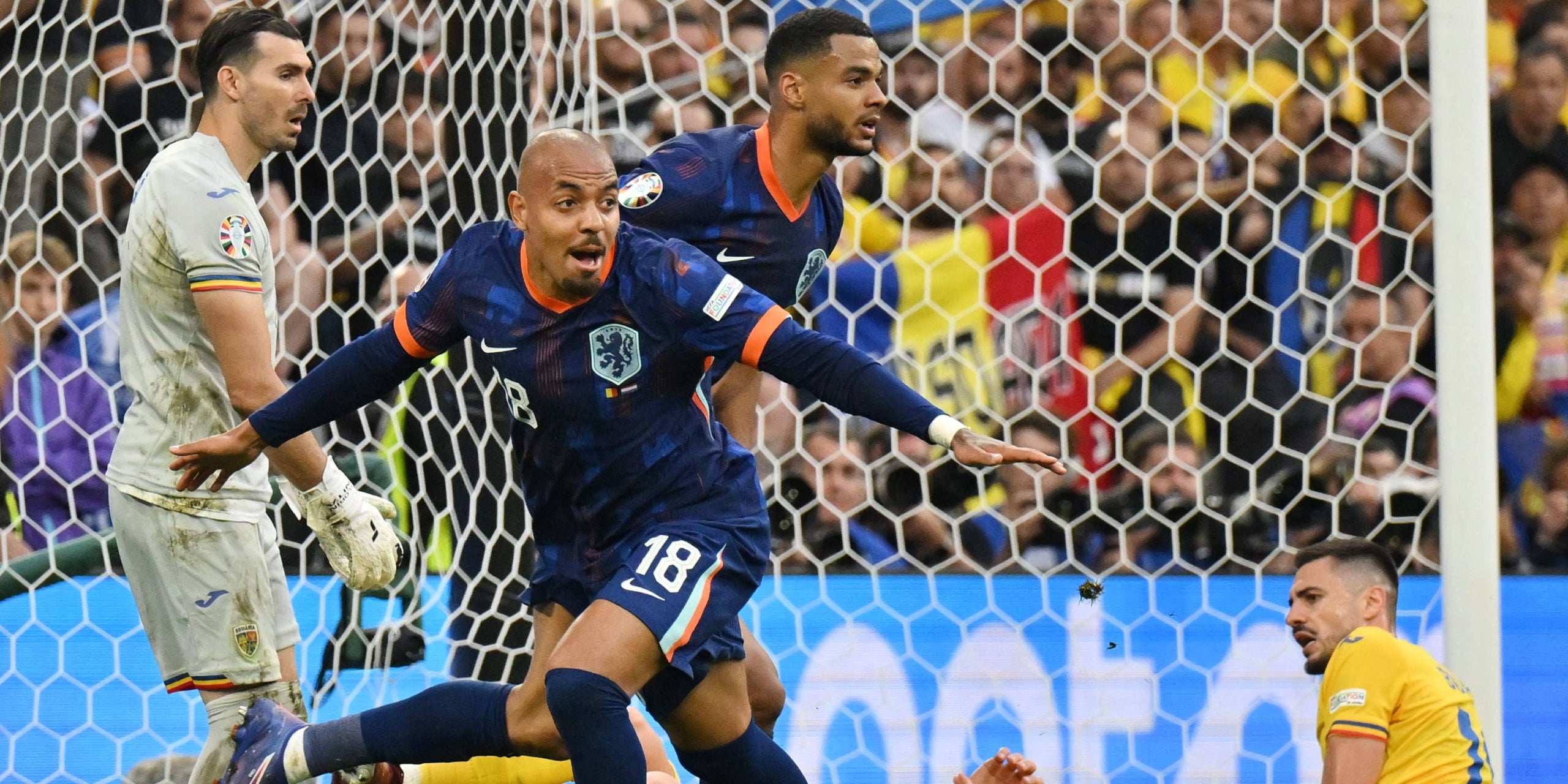 Nyell Malen celebra el 0-3 que sentencia la classficació de Païsso Baixos per els quarts de final | Ons Oranje