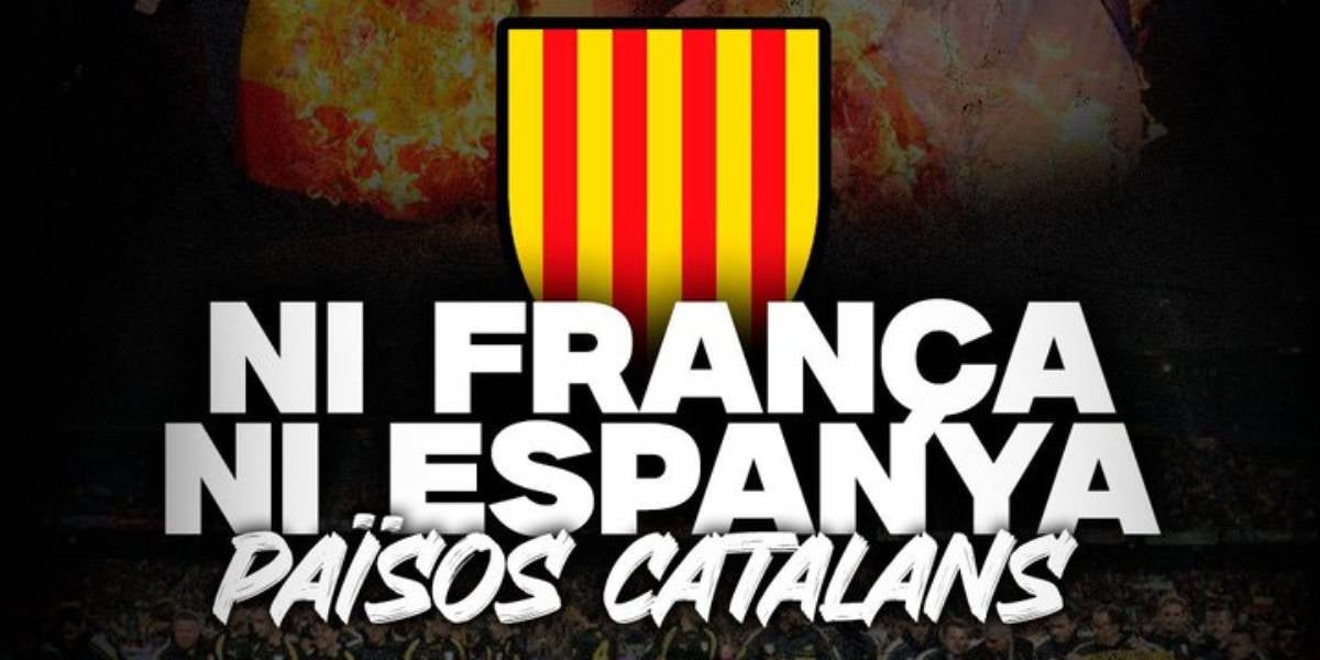 Lema de la campanya en favor de la selecció catalana abans del partit entre Espanya i França d'Eurcopa | @Eskapulats