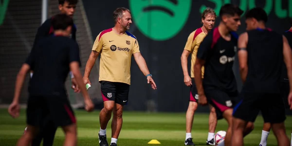 Hansi Flick dirigint un dels primers entrenaments de pretemporada amb el Barça | FC Barcelona