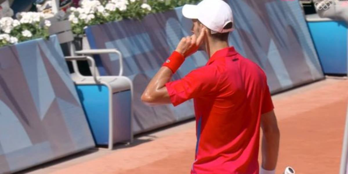 Novak Djokovic es toca l'orella després de posar el 5-4 en el segon set.| Eurosport