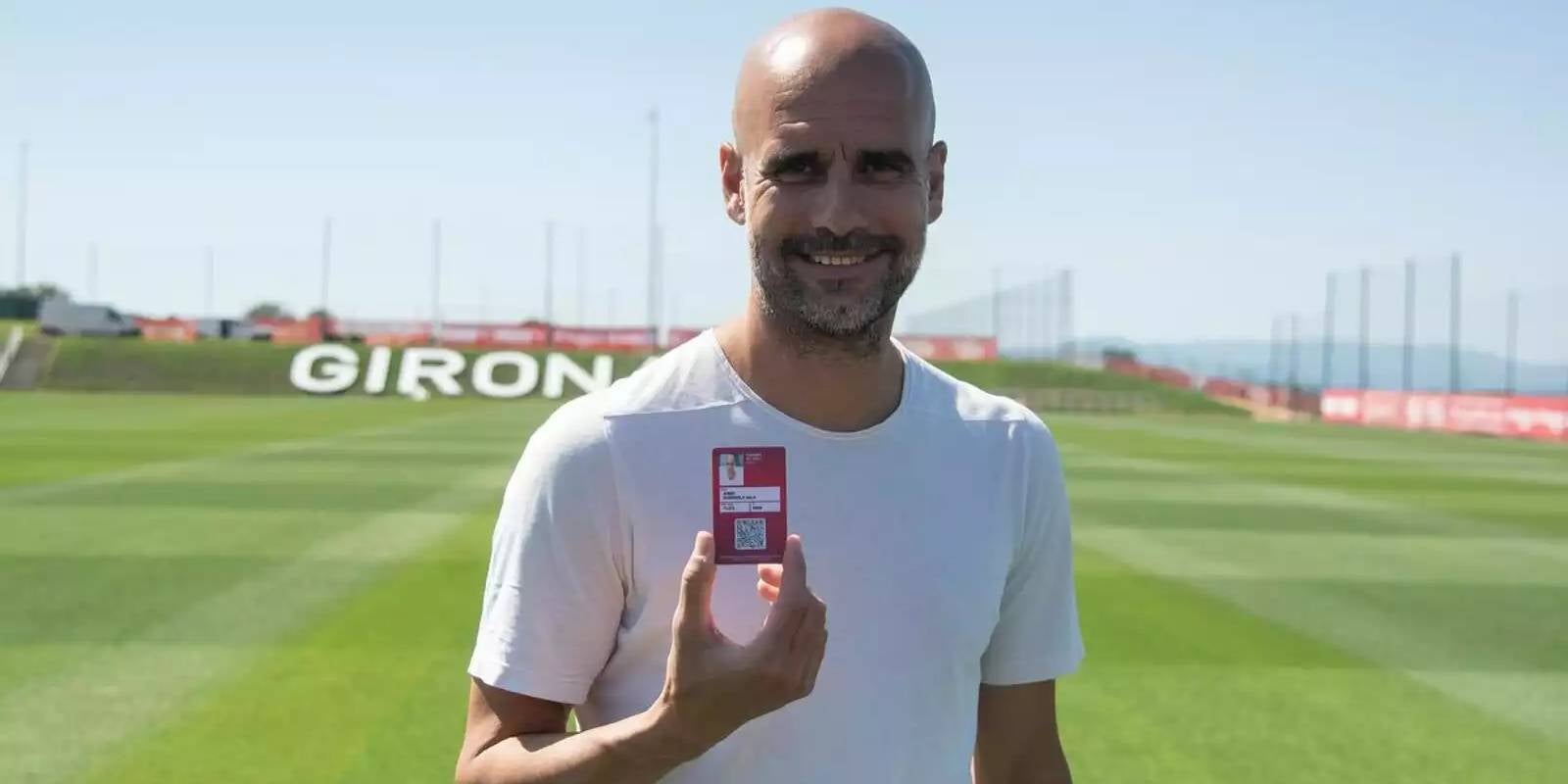 Pep Guardiola, amb el carnet de soci del Girona | Girona FC