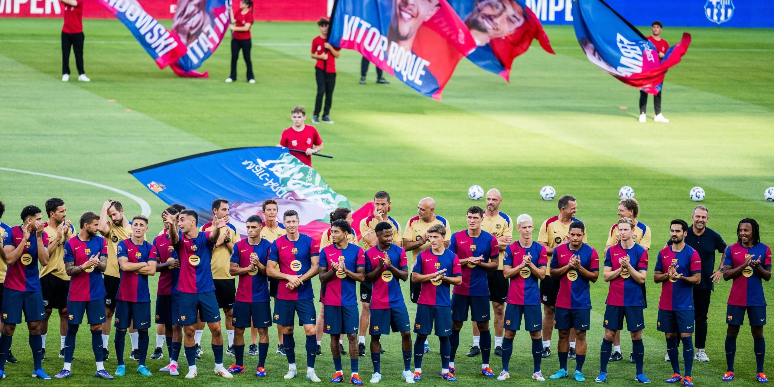 La plantilla del Barça, durant la presentació al Trofeu Joan Gamper | FC Barcelona