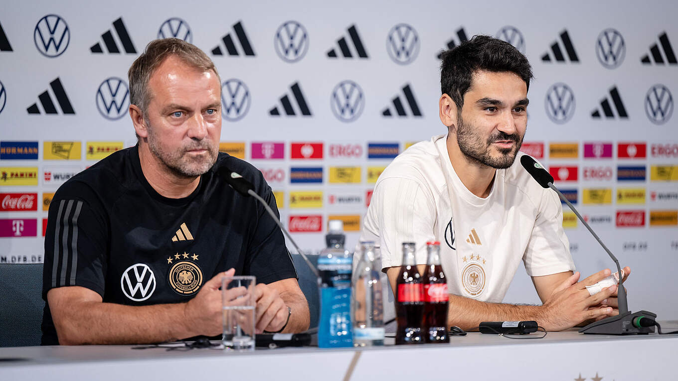 Ilkay Gündogan i Hansi Flick, durant el seu pas per la selecció alemanya | DFB