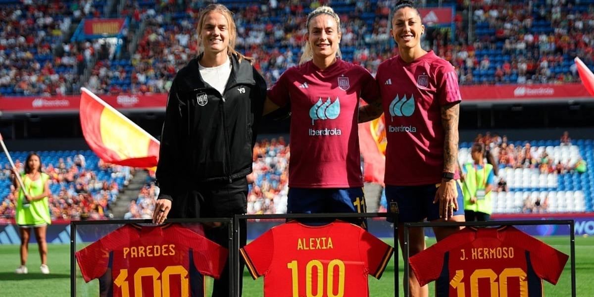 Irene Paredes, juntament amb Alexia Putellas i Jenni Hermoso a la selecció espanyola | Europa Press