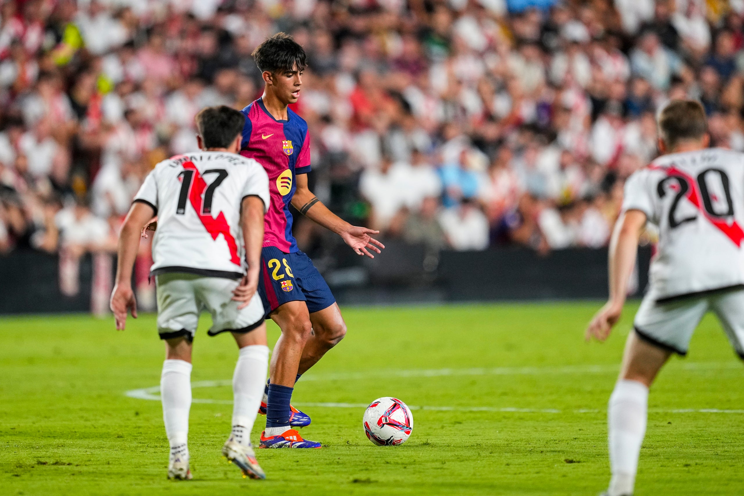 Marc Bernal, durante el partido contra el Rayo Vallecano, antes de sufrir su grave lesión | Europa Press