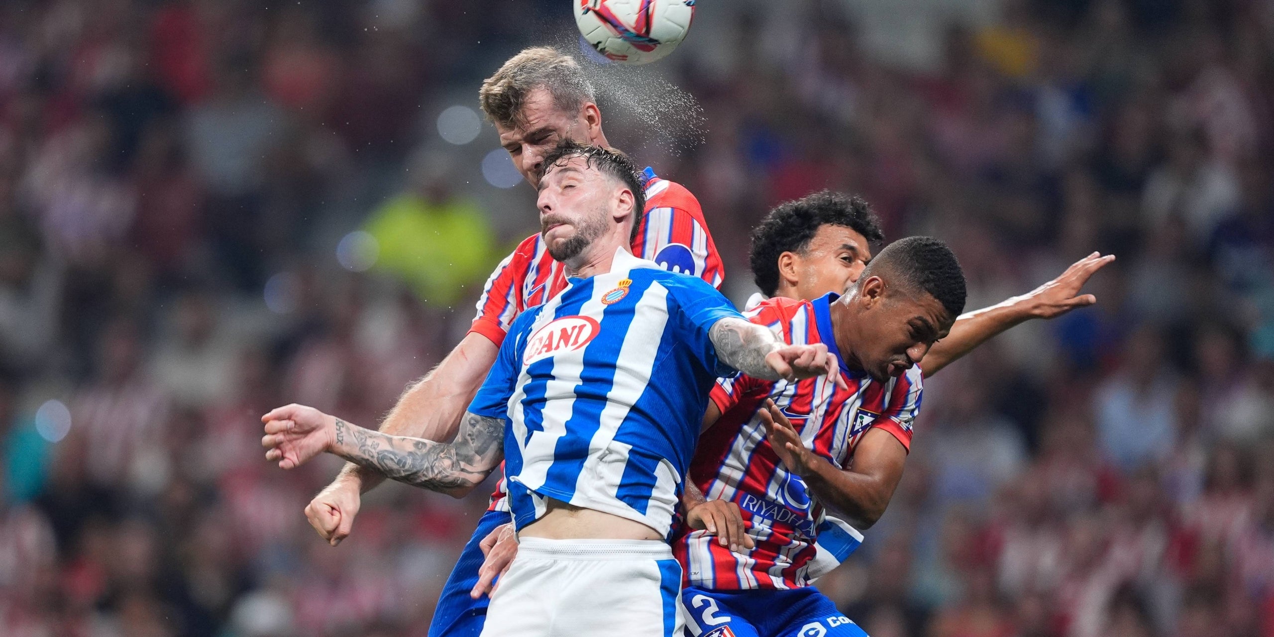 Los jugadores del Espanyol y el Atlético, luchando por una pelota | Europa Press