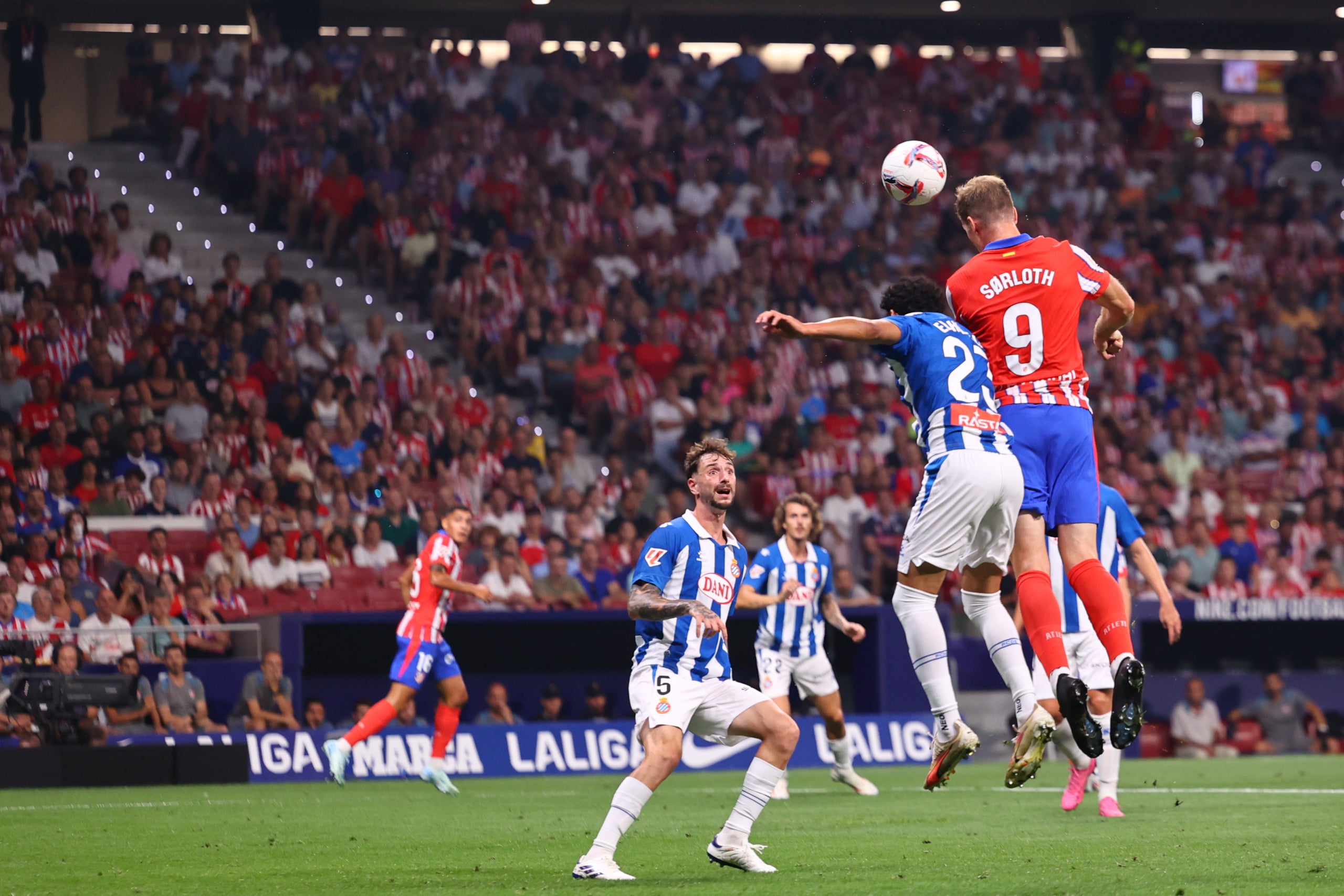 Los jugadores del Espanyol y el Atlético, luchando por una pelota | Europa Press