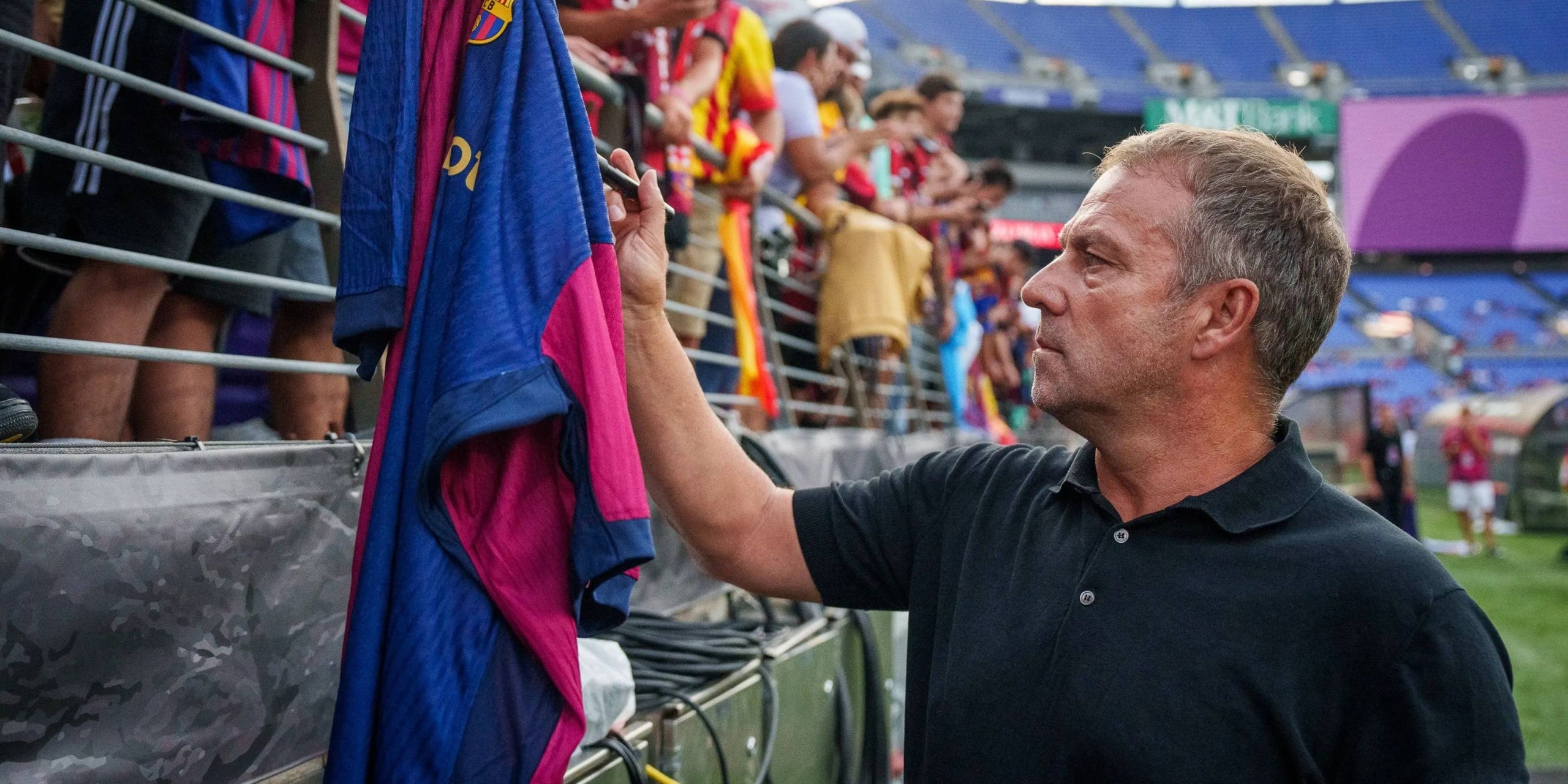 Hansi Flick, firmando camisetas durante la gira de pretemporada del Barça por los Estados Unidos | FC Barcelona