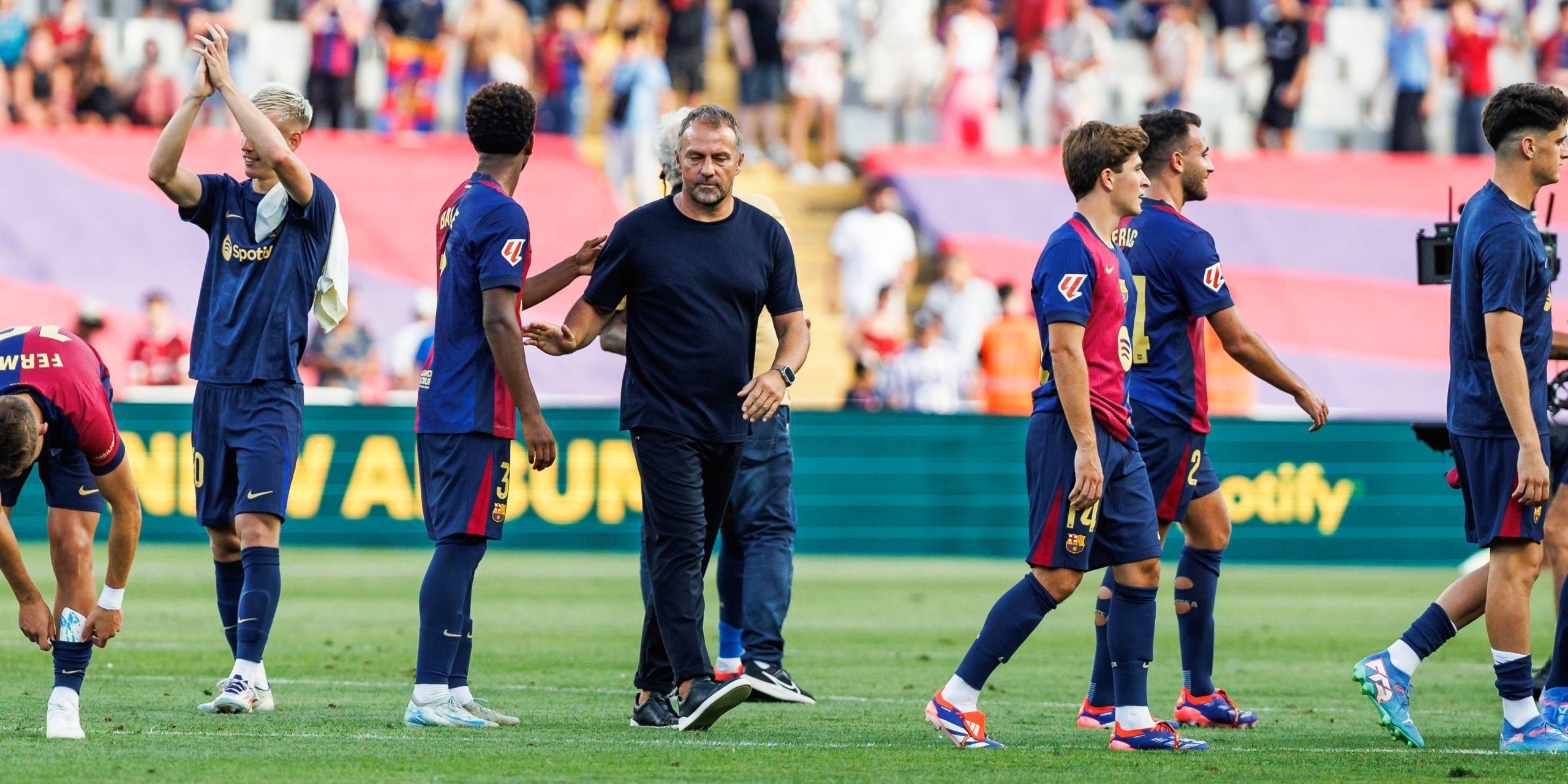 Hansi Flick, amb els jugadors del Barça | Europa Press