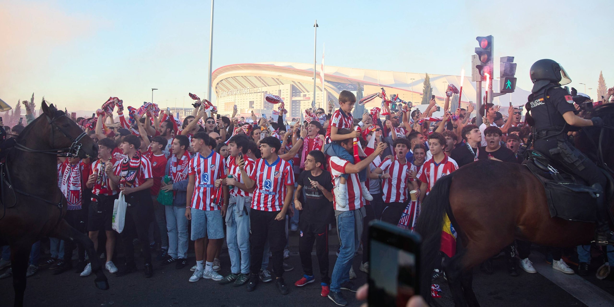 Aficionats de l'Atlètic, abans del derbi madrileny | Europa Press