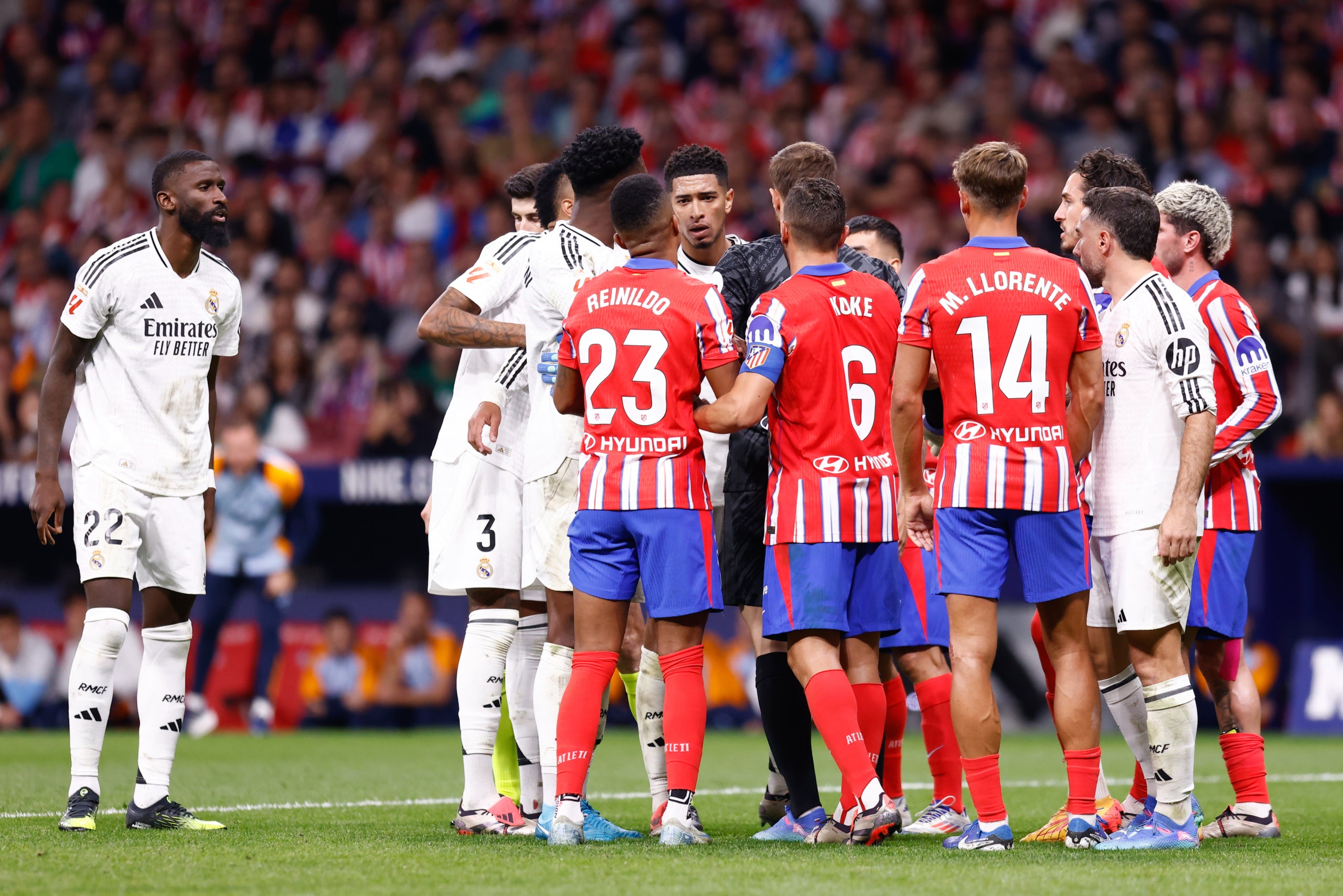Moments de tensió entre aficionats del Madrid i de l'Atlètic durant el derbi | Europa Press