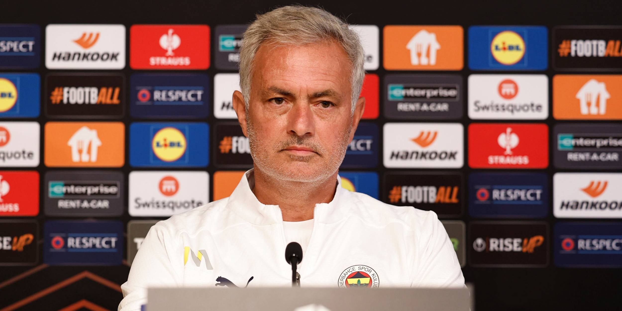 Mourinho durant una roda de premsa | Fenerbahce