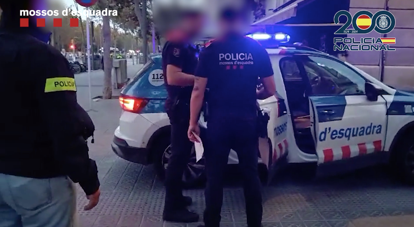 Los Mossos d'Esquadra, durante una de las detenciones en Barcelona | Departamento de Interior